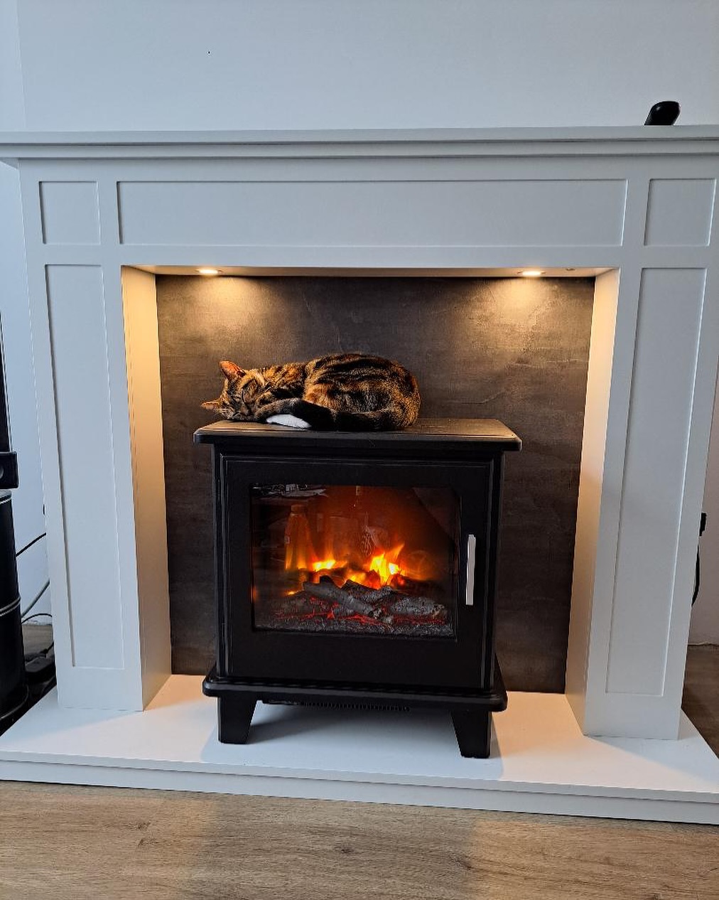 New fireplace? ❌ New, fancy, heated cat bed? ✅
Don’t worry, no scorched pets here, this @flare_heating Southgate electric stove and @pryzmfires Amble fireplace suite combo has been fitted onto a flat wall to achieve a cosy stove look, even without a chimney!