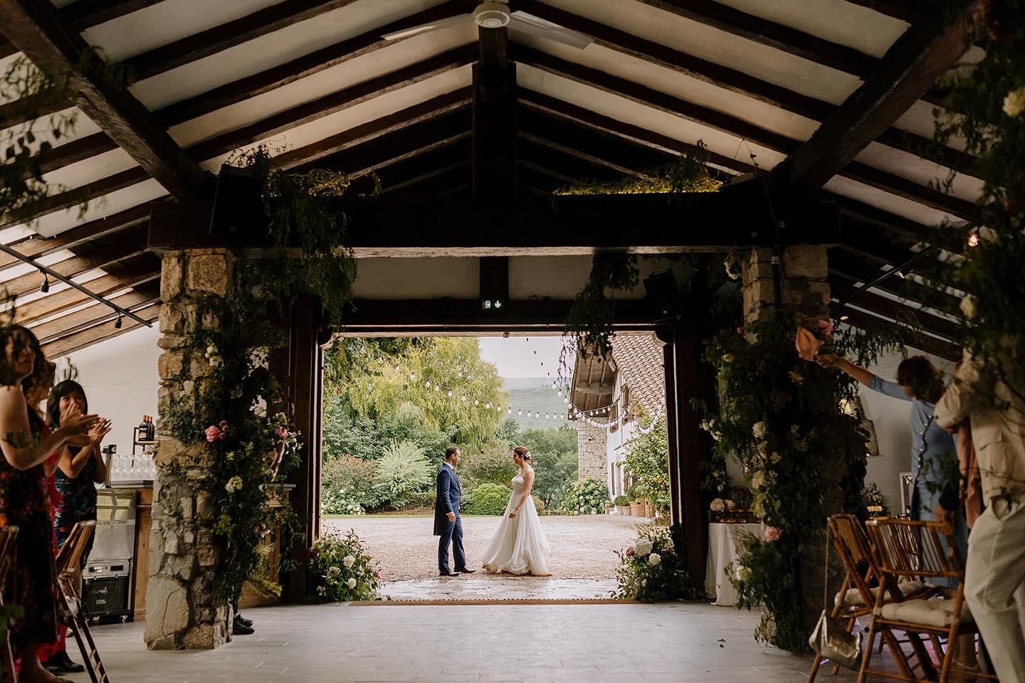 Llevamos semanas venga a mirar todas las galerías que hemos entregado hasta ahora para encontrar las fotos que os queremos enseñar en nuestra nueva web que está haciendo Esther de @dale.alegria.macarena ✨💛
En parte es como mirar los álbumes de los viajes que hemos hecho, o de momentos que ya ni te acuerdas que pasaron. Y mientras seleccionamos vamos sonriendo porque en realidad estamos viendo una y otra vez los momentos más felices de la gente.
Muchos abrazos, flores bonitas, niños corriendo, caras graciosas de la gente bailando… y al final pienso, jo, ¡Qué suerte que nuestro trabajo sea este!
Por cierto que aún tenemos algunos huecos libres para julio y octubre de este año. Escríbenos ✨✨
@fincamachoenia
@20eventosweddingplanners
@endaneagarden