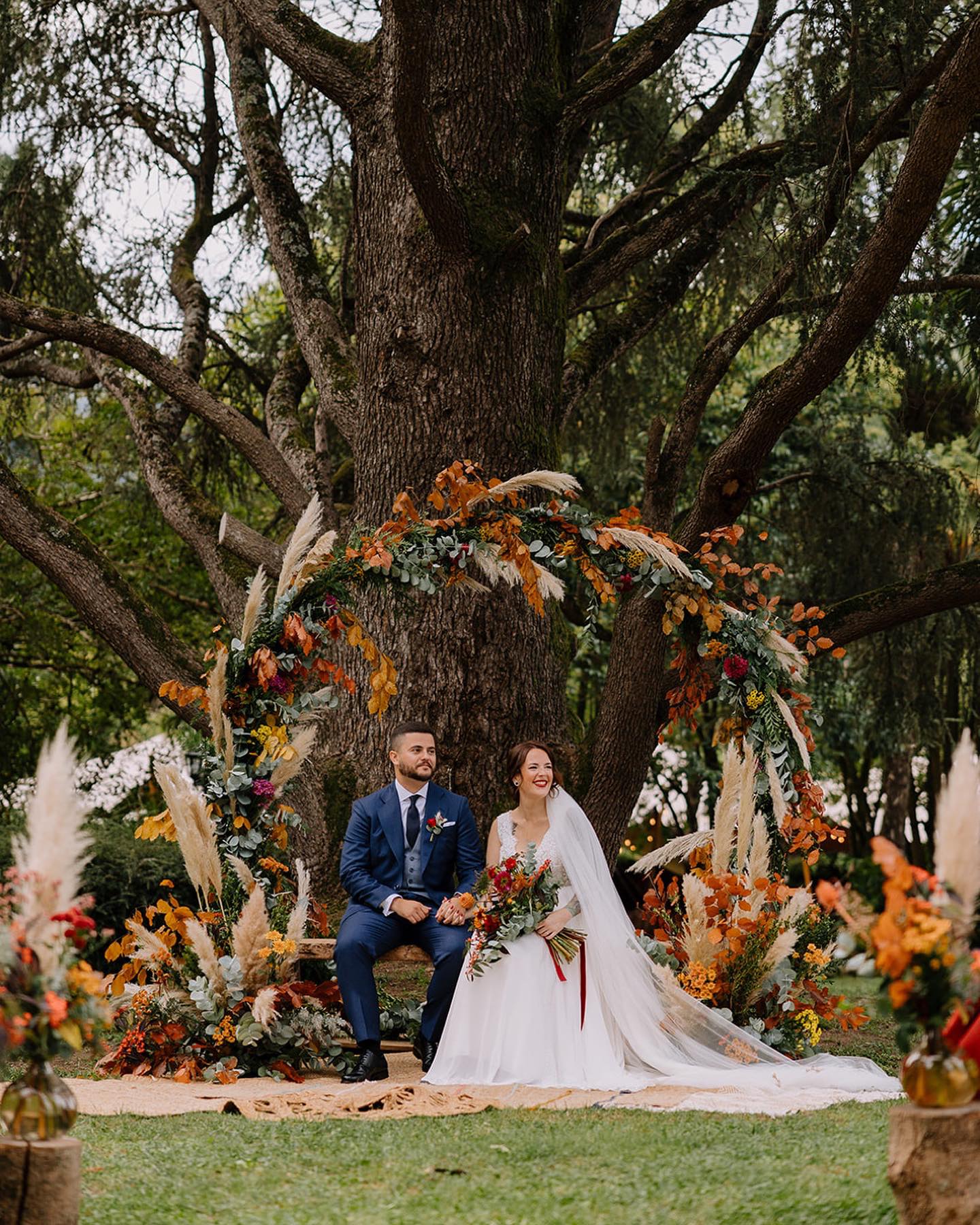 Hoy os queremos enseñar la que probablemente ha sido la boda más colorida de la temporada. Con unos aires otoñales preciosos, la verdad es que disfrutamos muchísimo de ellos y de su día. ¡Menuda celebración! Gracias como siempre a todo el equipo que lo hizo posible:
@berezimoments
@pronovias
@scalperscompany
@salonpeluqueriamestilistas
@floresparavenus
@bkmusic.es
@fincaisasi
@salacadula_
@fotomatoniabilbao
@crisla_sweets
Y en especial a @neremedia y @borja_solorzano por creer en nuestro trabajo✨