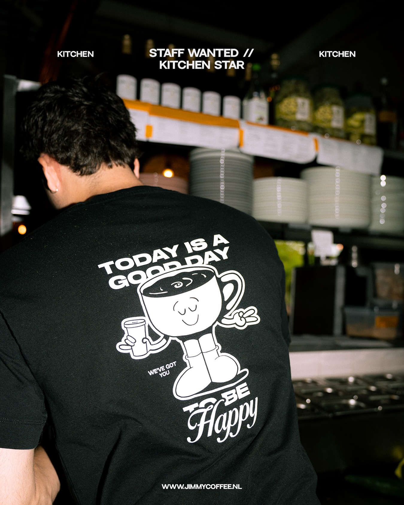 Zelfstandig werkend kok / keukenmedewerker
- 32 uur per week
- Je werkt ook in het weekend
- Opleiding of relevante werkervaring is een vereiste
Wij zijn op zoek naar een nieuwe collega. Iemand met een opleiding tot zelfstandig werkend kok of ervaring in een professionele keuken waar op hoog tempo gerechten bereid worden.
Als keukenmedewerker is je primaire taak dat onze ontbijt- en lunchgerechten bereid worden. Je begint ‘s ochtends met de mis en place en bakt producten uit onze bakery. Ondertussen gaan de deuren open en krijg je de eerste bonnen met ontbijtgerechten.
Ons concept en menu zijn altijd in beweging en je denkt mee over nieuwe gerechten en verbeteringen van gerechten en processen. We hebben plannen om het komende jaar onze keuken en activiteiten uit te breiden. Hierbij wordt je betrokken en je helpt bij de ontwikkeling van nieuwe gerechten en producten.
Je werkdag begint rond half 9 en meestal zul je rond 5 uur klaar zijn. Je vaste dagen zijn: dinsdag, donderdag, zaterdag en zondag. Het is mogelijk om in overleg af en toe een dag te ruilen met collega’s.
Stuur een e-mail met CV naar info@jimmycoffee.nl