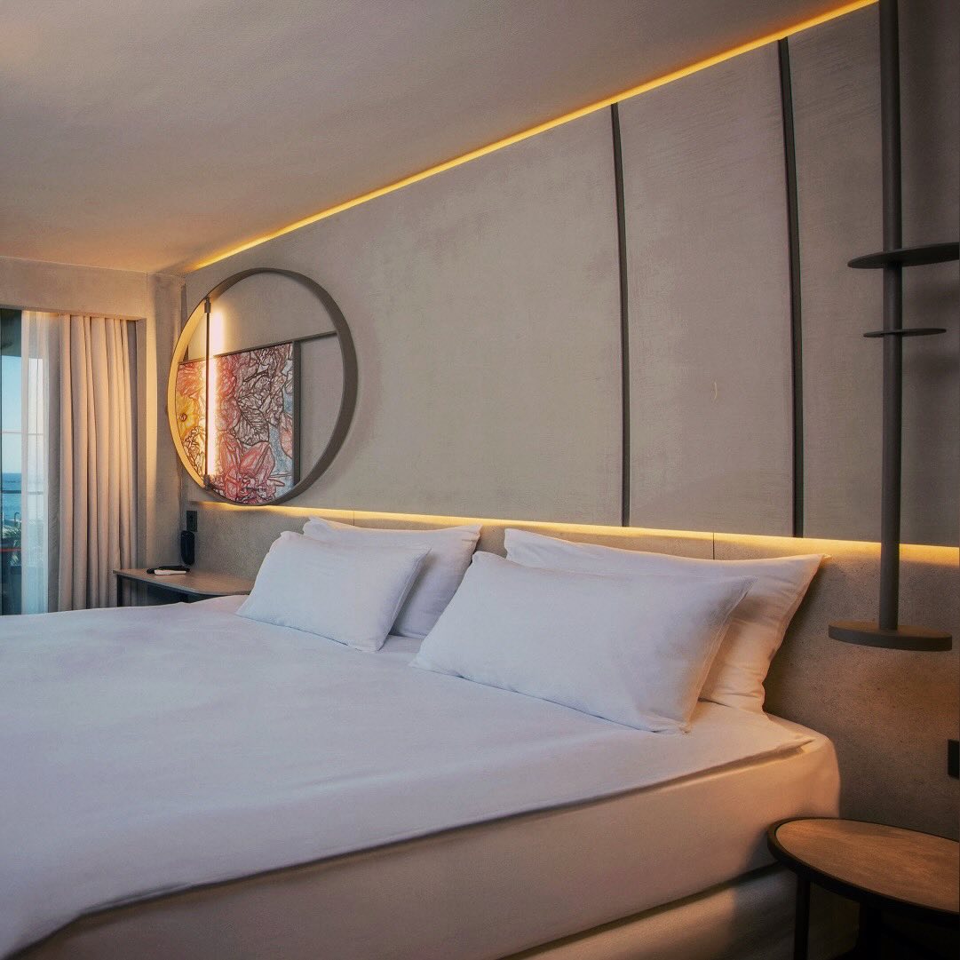 Two Twin or one French be, split air conditioning, satellite TV, wireless, mini bar, safe box, telephone, WC, shower, hair dryer, balcony, table, chairs, ceramic on the bathroom floor, luxury vinyl tile in the bedroom.
