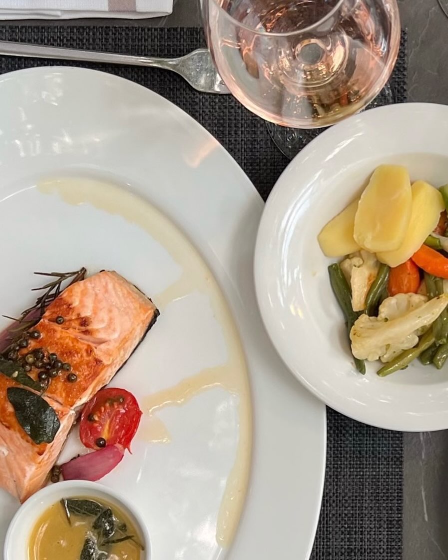 Ciao Amici! 🍕🍝🐟 Bei uns gibt es nicht nur leckere Pizza und Pasta, sondern auch köstlichen Pesce und Carne. Das Bild zeigt es: Entdeckt die Vielfalt unserer kulinarischen Welt!
#tuttipazziperlacucina #restaurantmünchen
#geheimtippmünchen #italianfoodmunich #lacucina
#münchen#pizzapastaandmore #munich