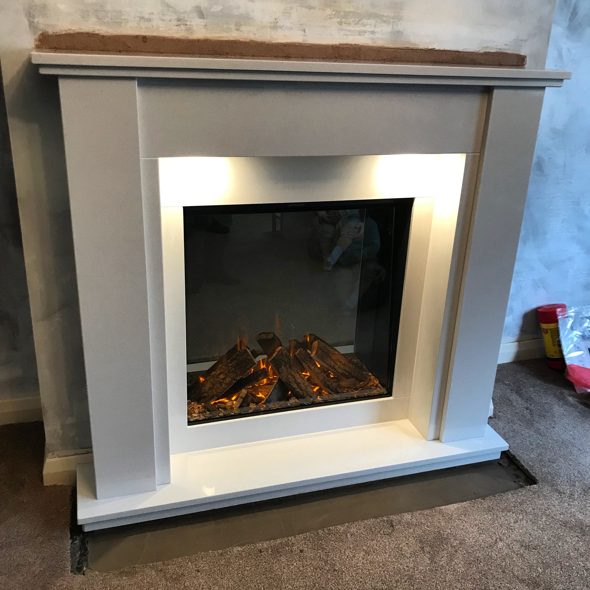 “YOU WON’T BELIEVE IT’S ELECTRIC…”
Our latest installation of the award-winning @britishfires 650SQ with DELUXE REAL LOGS, in a Colin Parker Masonry micromarble suite.
Customer picked out their finishing touches to include down-lights and a custom hearth to maximise floor space.