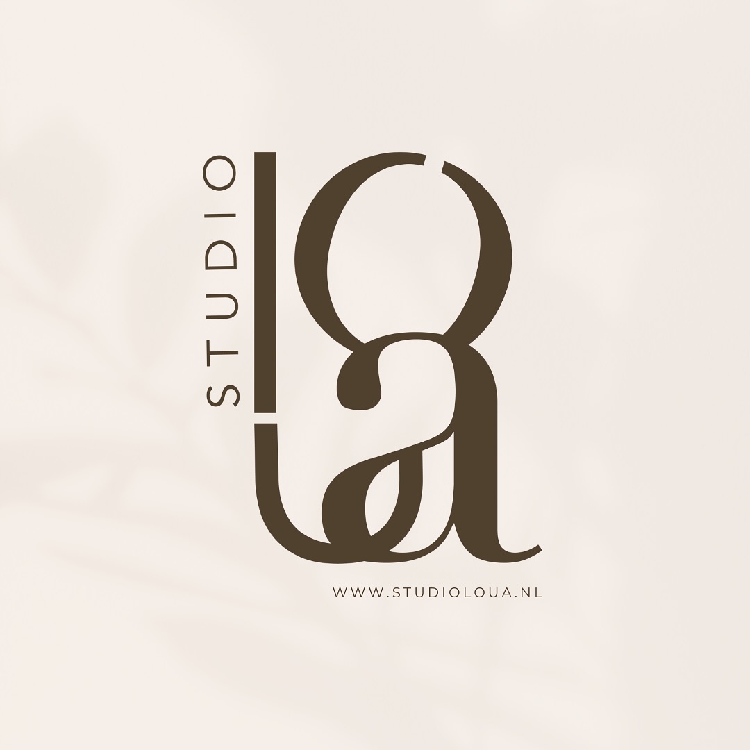 Studio Loua • 🤎
Afgelopen zomer heb ik naast het fotograferen ook hard gewerkt aan m’n nieuwe website en daar hoort natuurlijk ook een nieuw logo bij. Na veel schetsen ben ik heel blij met het resultaat. Benieuwd wat jullie er van vinden. 🫶🏼
