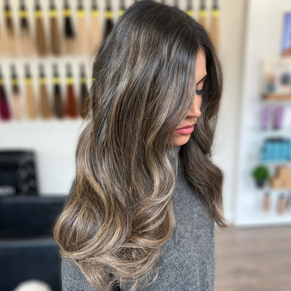 TAUPE BALAYAGE 🍂
Our Senior Stylist @natalieblendsalon created this glossy balayage using a back combing blended technique and finished with a @redken Shades EQ Gloss!
If you want to book a similar service to this, read below for the details ⬇️⬇️⬇️:
🤎BALAYAGE OVERHAUL
🤎BESPOKE GLOSS
🤎BLOWDRY
#blendsalon #blendsalonderby #redken #derbysalon #redkensalon #redkenobsessed #redkenflashliftbonderinside #redkenshadeseq #behindthechair #redkenbtc #redkenready #redkenartist #redkeninsiders #redkeninsidersuki