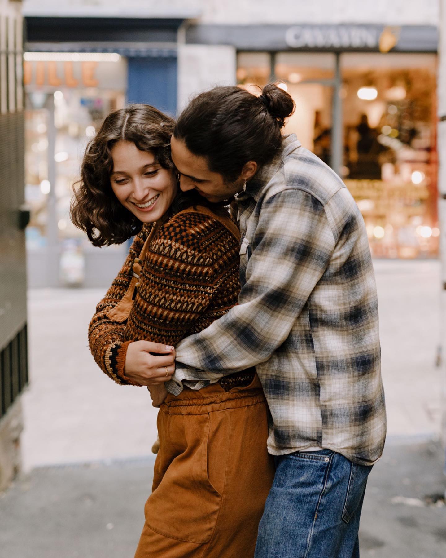 Cuando mi amiga @byclararuiz me dijo que @adroxini y ella se venían de escapada en furgo por aquí, me organicé para poder verles aunque sea un ratito y enseñarles mis playas favoritas de Urdaibai. Y así de la nada, mientras mirábamos las increíbles olas que hemos tenido estos días por Laga se me ocurrió decirles que sería bonito hacerles una sesión de recuerdo por su viaje al norte. Total, que un par de días más tarde, cuando ya se habían marchado hasta Hendaia, les propuse que nos viéramos en Baiona para dar un paseo y terminar la tarde con un crepe de chocolate 😋
Resulta que de ese paseo me vine con tropecientas mil fotos preciosas que todavía sigo editando… pero que no me podía aguantar las ganas de enseñároslas por aquí. Espero que os gusten💛
Eskerrik asko Clara y Adri por la tarde tan bonita!
#bayonne #sesiondepareja #iparralde