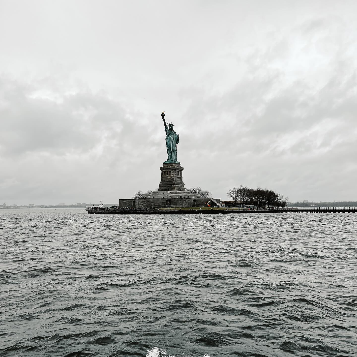 Le saviez vous ?
Le ferry gratuit pour Staten Island passe devant la statue de la liberté. Vous pourrez ainsi la voir gratuitement.
Cependant, si vous souhaitez descendre sur l’île de la Statue de la Liberté il faudra payer l’accès. N’oubliez pas de réserver votre créneau à l’avance car il y a du monde !
#newyork #statueofliberty #newyorkcity #libertyisland #statenisland #newyorklife
