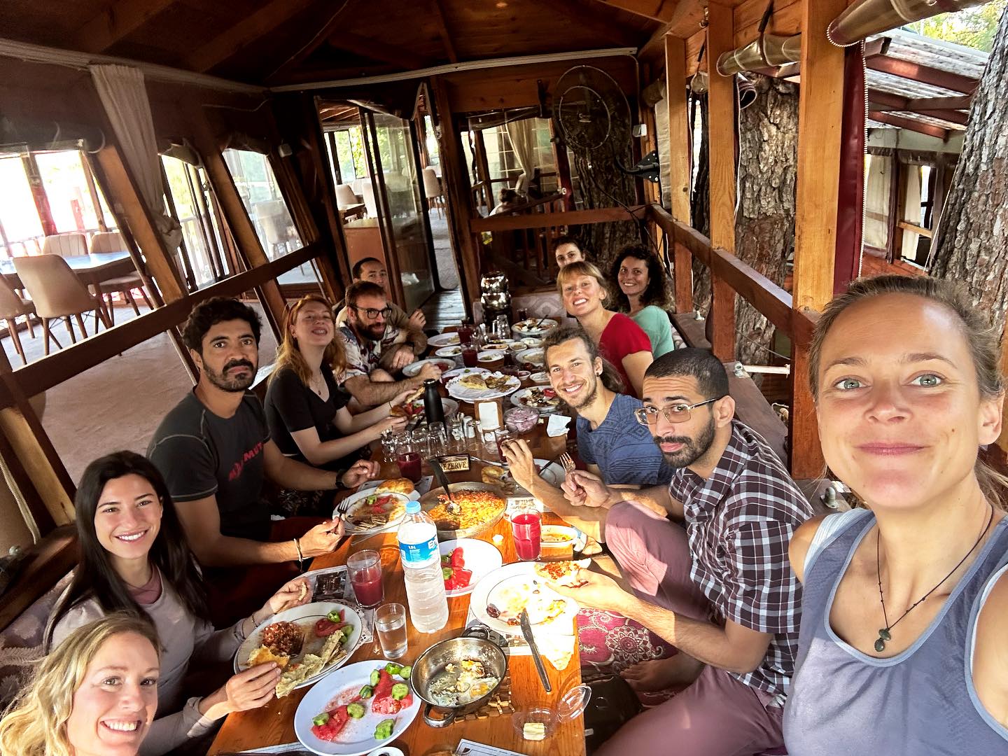 A full camp of happy climbers and the first Sunday breakfast of the season 🤗🥳🤩 Mümin and I are still finishing some last construction work and then… back to climbing! #geyikbayiriclimbing season is ON! 🔥💪