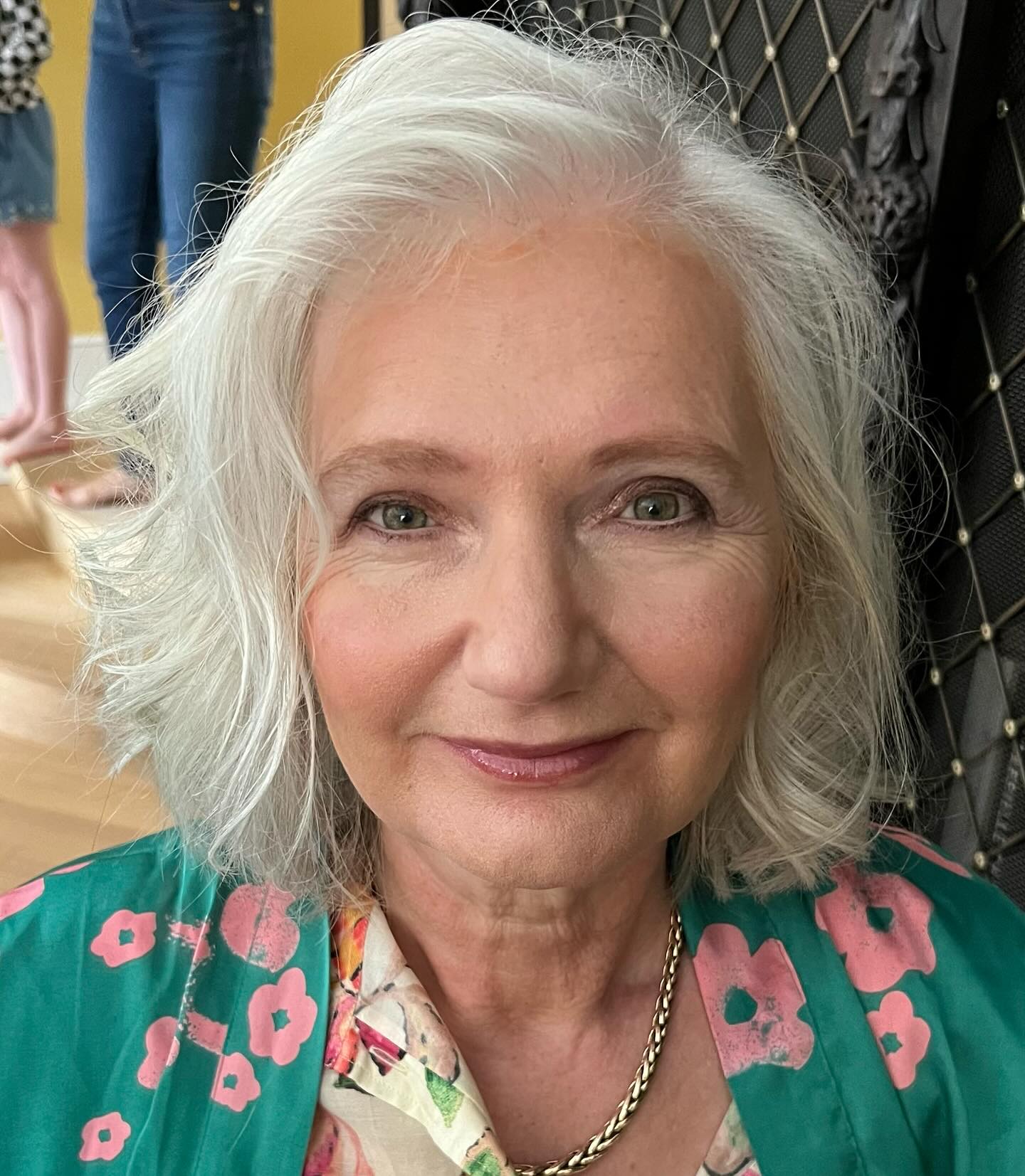 Mother of the Bride natural makeup and a soft wave
#weddingmakeup #motherofthebridemakeup #maturemakeup #nomakeupmakeup #beachwave #weddinghair #brides_by_nikki