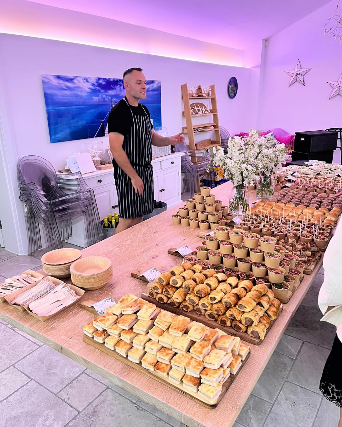 It’s a wrap! Three events, two days and just under 200 ppl. And let’s not forget a whole week of having two girls on work experience 😂 it was good fun but a steep learning curve for all I imagine 🤦🏾♀️😂🌞. Thank you so much @karrak08 for snapping the only food picture we’ll have this week: a delivered help-yourself-buffet for the hungry evening wedding guests. And band members. People, don’t forget your band members. They’re always starving. Always.
#familybusiness #sustainablecatering #workexperience #wedding #southwestweddings #buffet #creativefood #organic #exeterwedding #privatechef #privatecatering #privatecateringsouthwest @westexeschool
#weddingbuffet