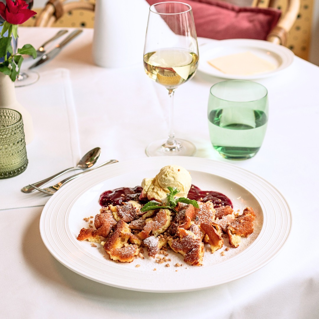 Unser Kaiserschmarrn: Außen knusprig, innen weich und fluffig.
Dazu cremiges Vanilleeis und Zwetschgenkompott nach Geheimrezept.
#kaiserschmarrn #dessert #desserttraum #österreichischeküche #Münster #finedining #leibeslust #leibeslustmünster #münstergehtaus #esseninmünster