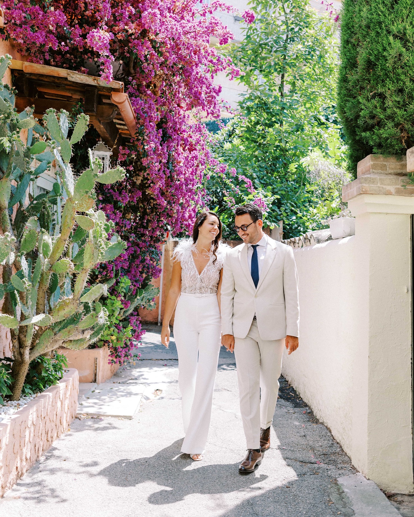 La séance couple pendant le mariage peut être une source de stress ou d'inquiétude pour vous. Souvent, nous entendons en entretien des phrases comme «je ne sais pas poser» ou «on est pas trop photo» sous entendu qu’on est mal à l'aise, et c'est tout à fait normal.
Soyez rassurés, nous sommes là pour vous guider, et non pour vous forcer à poser. Ensemble, nous allons chercher la spontanéité car c'est là que réside l'essence même de qui vous êtes.
Et c'est ainsi que nous obtenons des photos naturelles et où la complicité se ressent. 📸💖
#luxurywedding #luxuryweddingphotographer #weddingsouthoffrance #fineartweddingphotographer #myarchetype #provencewedding #wedding2024 #destinationweddingphotographer #frenchrivierawedding #rivierawedding #fineartweddingfrance #modernwedding #sinspirersemarier #seancecouple #fineartcuration #spontanéité #mariageromantique #mariagecotedazur #frenchwedding