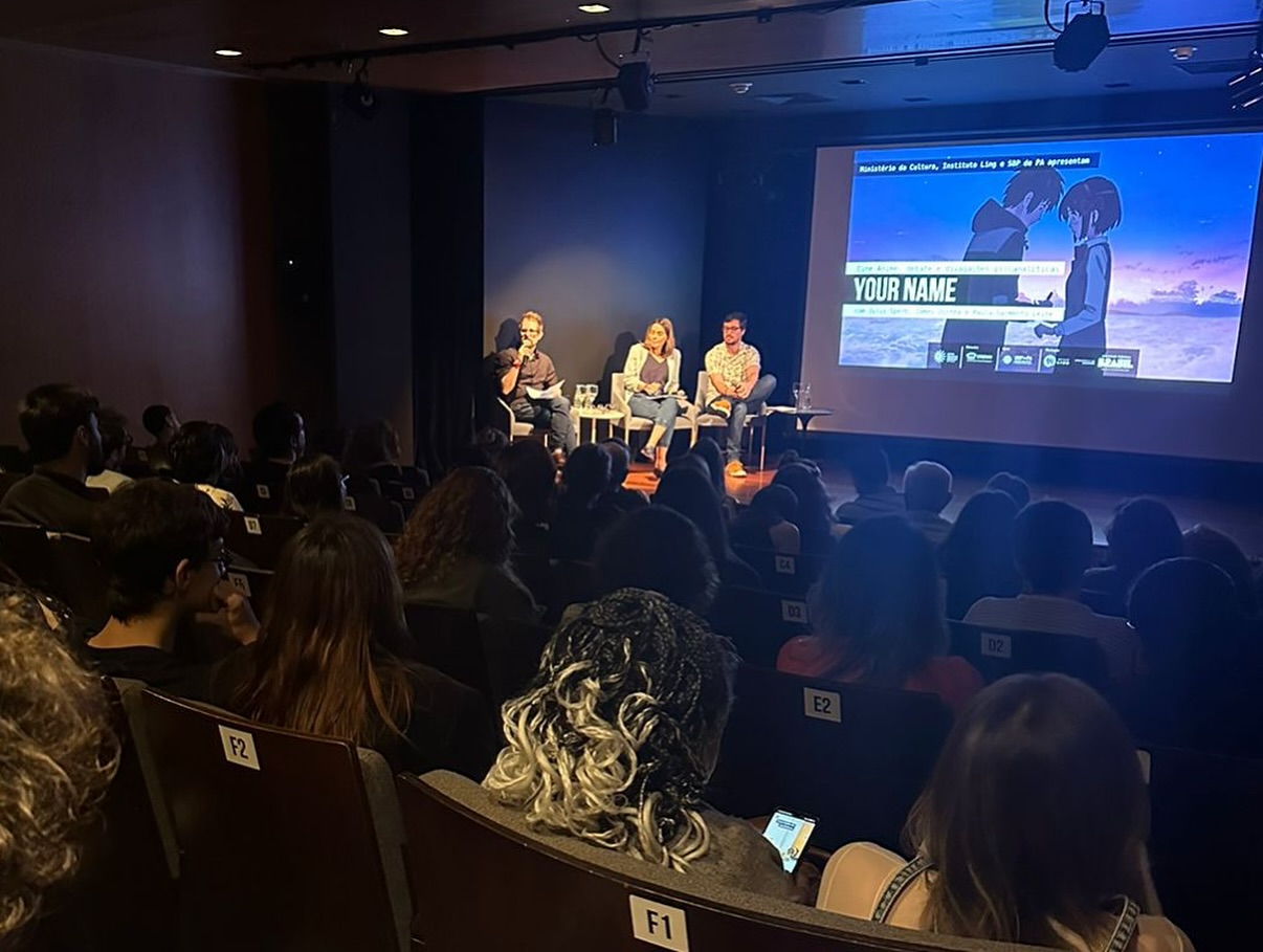 No dia 28 de Setembro tivemos a 2ª edição do Cine Anime com um belo debate sobre “Kimi no Na wa” (Your Name).
O seguimento desse projeto, que me é muito especial, se deu com ricas trocas sobre o filme com a Paula e o James, que foram excelentes.
Obrigado aos convidados, a SBPdePA, ao NIA, ao Instituto Ling, a minha mãe Gisele, que fez os laços, e ao nosso público — como disse da outra vez, sem vocês, não há evento!
Os aguardo para o próximo, dia 30 de Novembro, para divagarmos sobre “Túmulo dos Vagalumes”!