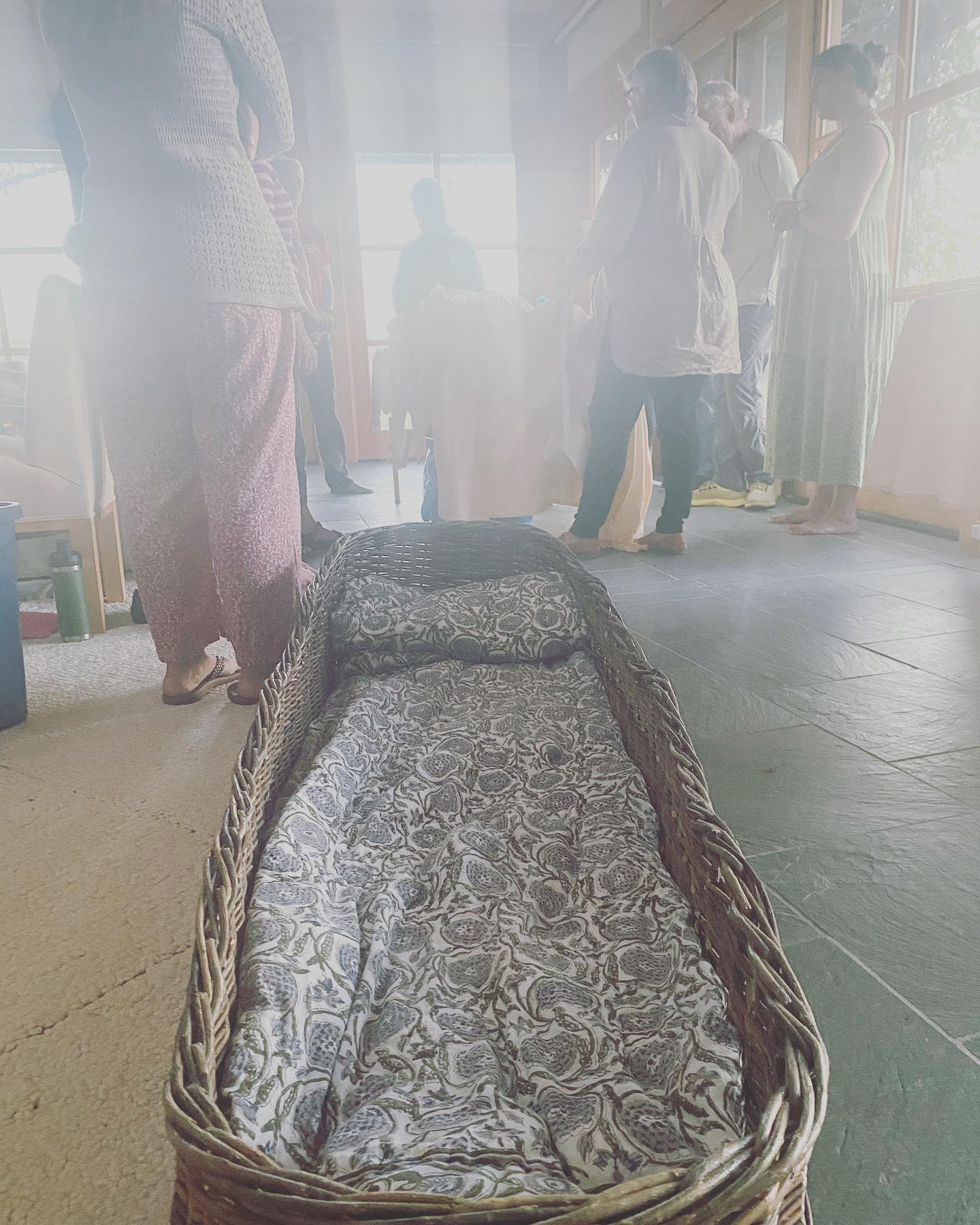 To be cared for by loving familiar hands, wrapped in a soft quilt, nestled in a handwoven basket, and returned to the earth—YES. Yes it’s legal, yes it’s possible, yes we can do it.
Just got back from a beautiful workshop organized by The Sophia Center for Life Studies @sophia_center_ , supporting a community group in Louisville interested in forming a deathcare circle, to tend each other through transition and burial. Which is also a way to tend each other through living. For those that are called—let’s go.
#homefuneral #greenburial #wholistic #sustainable #deathcare #willowcasket #burialtray #shroud #burymeintheforest #alternativedeathcare #chosenfamily