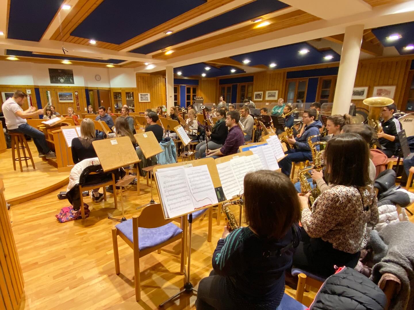 Unser Vereinsjahr 2023 endet mit einem intensiven Probenwochenende für unser Neujahrskonzert am 6.1.2024 um 20.00 im Stadtsaal in Lienz. Hier ein Paar Schnappschüsse davon. 🍀🎼🎶🎺🎷
Wir wünschen allen ein frohes und gesundes neues Jahr 2024! 🎉🥂
#happynewyear #jahreswechsel #prositneujahr #probenwochenende #neujahrskonzert #Bpho #singonischesblasorchester #blasmusikverbindet #gemeinsaminsneuejahr #osttirolbergtirol