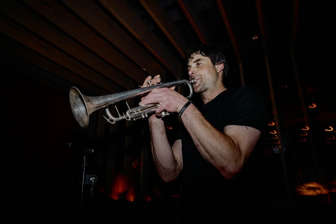 🎶 @magicschoolbusk Live Every Wednesday!
Join us every Wednesday from 8 PM to late for an unforgettable night of rock, funk, R&B, soul, Latin, Afro, and more. No cover!
#PersonaNights #LiveMusic #MagicSchoolBusk #NoCover #WednesdayVibe
@smr_newwll
@mark.ligonde
@kjngdavjd
@jacobstreetmusic