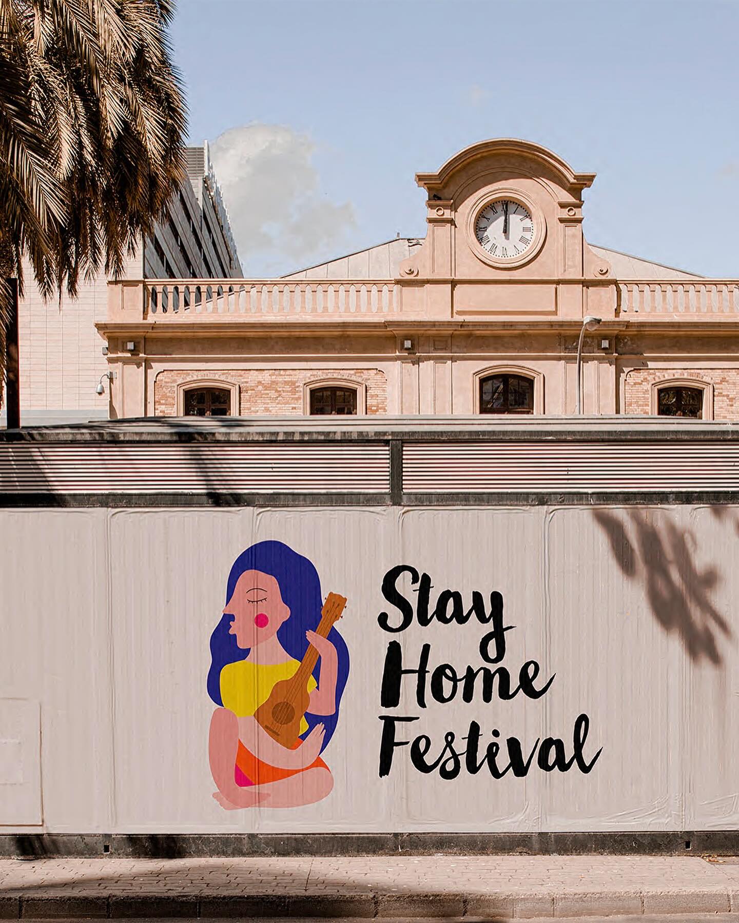 Stay home festival.
Sydney, Australia
Estrategia: PARTICIPACIÓN/AUTENTICIDAD/PROSUMIDOR
Puntos de contacto: WEB/DISPOSITIVOS.
Stay Home Festival es una plataforma que nace en plena pandemia en Sydney, Australia.
La idea era promover e incentivar a las bandas y músicos independientes a compartir sesiones íntimas en casa como si fueran festivales a través de sus cuentas de Instagram por live y disfrutar de un buen concierto sin tener que salir de tu casa.
Para representar esta iniciativa y crear el desarrollo de marca del proyecto, creamos a Ana: un personaje que toca Ukelele y compone canciones en casa, que disfruta compartiendo su música y conectando con su audiencia a través de canales como Instagram y Tik Tok.
Dibujamos a Ana desde cero y creamos una ilustración de este personaje para usar como isotipo. Rara vez utilizamos una ilustración compleja como isotipo, sabemos que una ilustración no es un logo, pero sentimos que en este caso nos podíamos dar la libertad de integrar este recurso a la parte principal de la identidad visual.
Con el objetivo de incentivar la creatividad y la participación de los músicos emergentes de todo el mundo y crear un storytelling en relación a Ana y el proyecto.
Si quieres saber más del proceso creativo de Stay Home Festival y encontrar otros proyectos como este, te invitamos a visitar nuestro sitio web 🤓Link en la bio!
Ponle #estrategia y #creatividad 👌🏼🤓
#homefestival #music #stayhomefestival #retail #design #retaildesing #storedesigns #store #brandexperience #shopping #diseño #designstudio #illustration #isotyoe #logo #branding