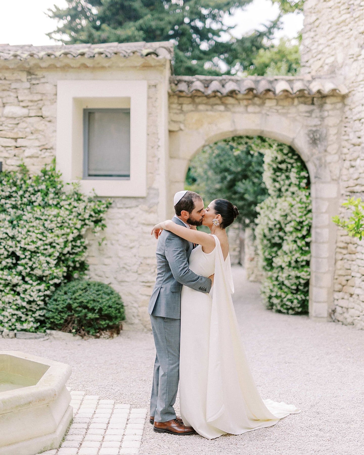 Un moment simple mais riche de sens, où vous vous retrouvez en toute intimité après la cérémonie. Ça y est, vous êtes mariés ! Vos gestes, vos étreintes et vos rires racontent l’histoire unique de votre couple.
Qu’est-ce qui rend vos moments si précieux ? C’est cette connexion authentique, cette magie qui émerge lorsque vous êtes ensemble. Laissez-vous aller et savourez ces instants, car ce sont eux qui nourrissent l’âme ✨
Pour immortaliser vos souvenirs, nous créons un espace où vous pouvez être vous-mêmes. Bien sûr il y a aussi de la place pour un peu de jeu avec des poses plus fashion ! 😉 J’en parlerai dans un autre post.
Avec une approche discrète et attentive, chaque émotion et chaque détail est préservé avec délicatesse🌸
#weddingfineartphotography #frenchweddingphotographer #weddingsouthoffrance #weddingprovence #provencewedding #provenceweddingphotographer #weddingfineartphotography #frenchrivierawedding #frenchrivieraweddingphotographer #destinationwedding #wedding2025 #rivierawedding #destinationweddingfrance