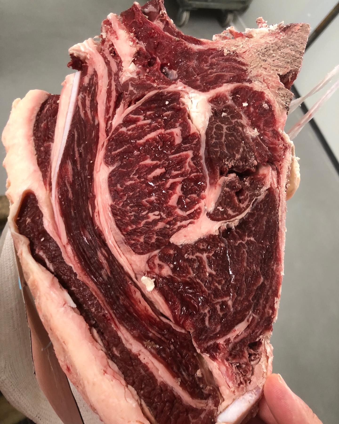 Nouveauté arrivage de 3 « Sashi beef «. Sashi n'est pas une race mais une qualité de viande. Élevées dans l'esprit du boeuf de Kobe, les bêtes bénéficiant de ce label sont en général issues des races Holstein ou Ayrshire. « Sahi » (littéralement « marbré ») désigne une viande très persillée et savoureuse. A découvrir @boucherie_lyonnaise_origine_ #meatlover #maturation #corbas