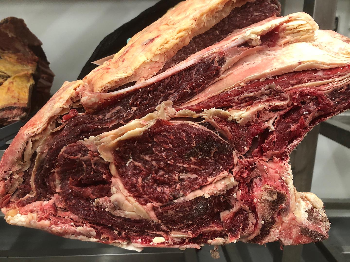 Galice? Vous avez dit Galice? Moi je dis Rubia gallega 3 déhanchés viennent d’arriver comme ce dernier bébé de 36,9 kilos à découvrir @boucherie_lyonnaise_origine_ #meatlover #viandesmaturées #corbas #viandesdexception