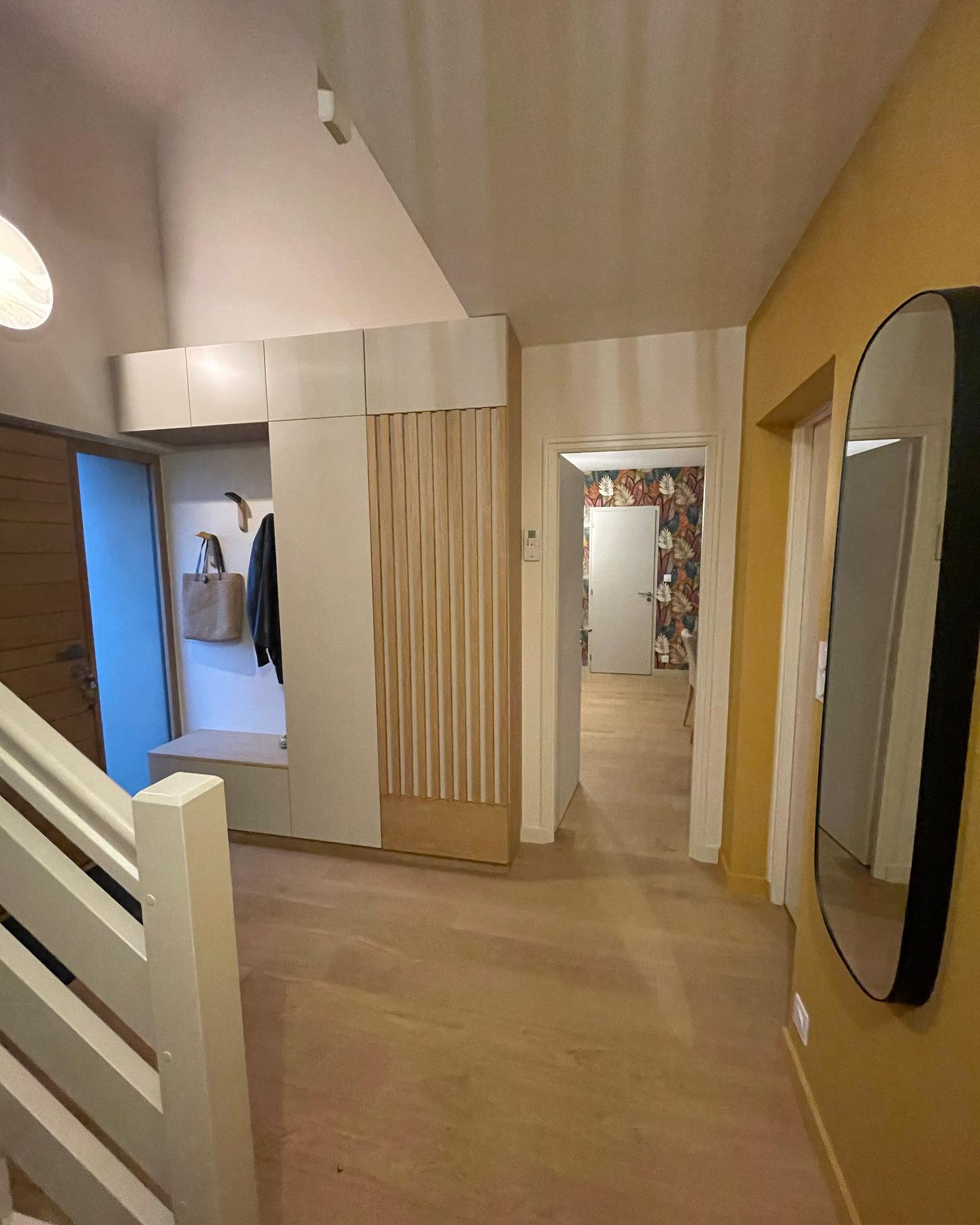 #jeprendsenfinletempsdeposter #entree #entree après /avant #decoration #decorationinterieur #decoração #agencement #agencementinterieur #agencementsurmesure #placard #applique @marketsetofficiel #peinture #parquet @parquets.le.mentec.vannes #architectureinterieure