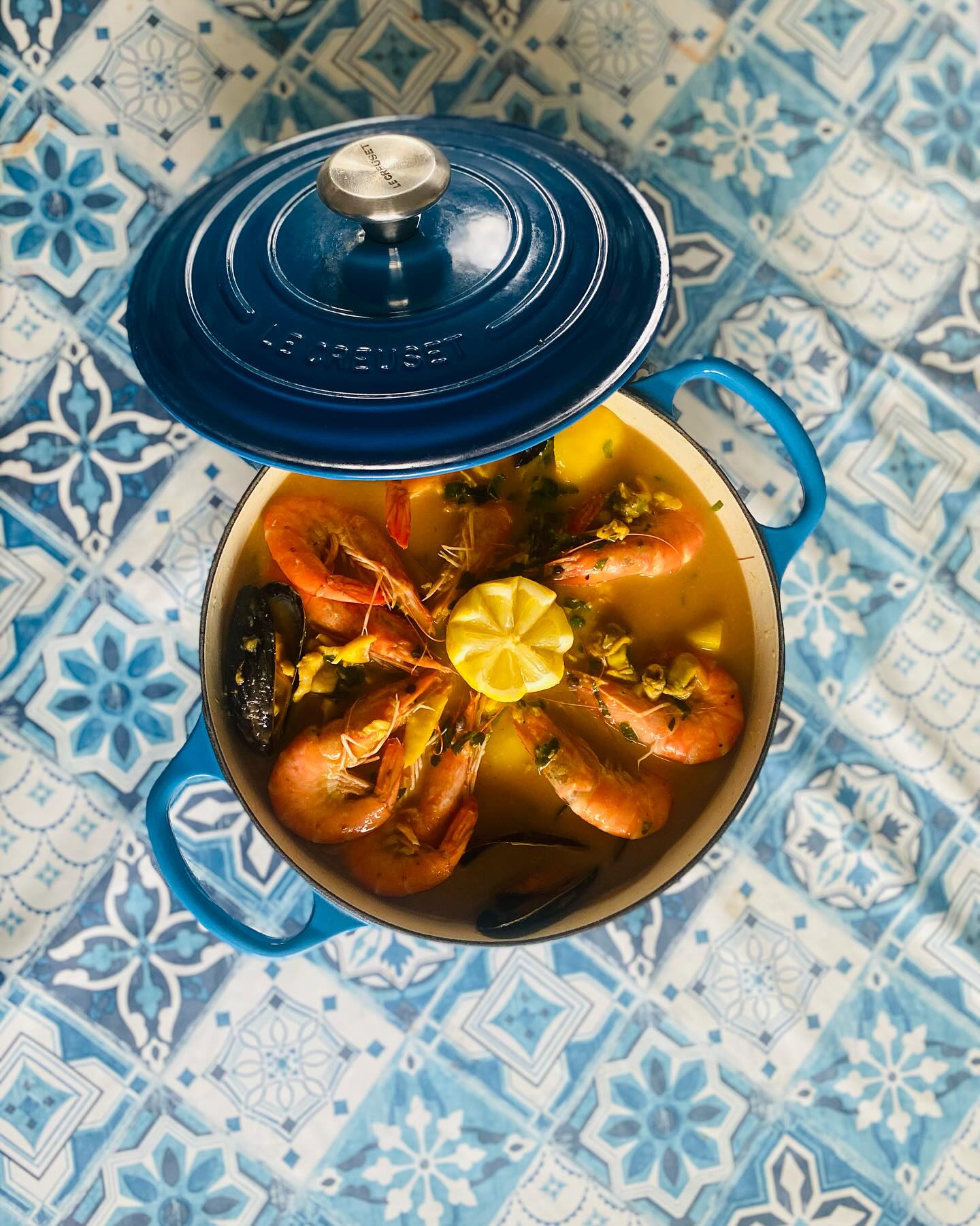 Last week we made SO much food! I can’t even begin to condense them into 10 pictures… every day of the week, we created bespoke lunch & dinners (even proper Bouillabaisse and Flemish rabbit stew), desserts and breads to culminate in a really beautiful little party, featuring our own butternut ravioli dish (I’m pretty proud of that one), wild seabass, organic beef cooked outside on the plancha, lots of sharing salads, crème brûlée tart, panna cotta, a local cheeseboard and two fantastic biodynamic wines (@agricolaestroversa and vino renosu). Then straight onto a retreat and canapés party on Sunday, and then Tuesday a fully catered for 3-day retreat. Oh and today and tomorrow we’re at @fivebellsdevon 🩷❤️
#summermadness #privatechef #sustainablecatering.
Thanks to @naturalgrowthwine @fordmorefarmshop @forest_produce @fishes_exeter @sole_of_discretion @littlebishopsorganics