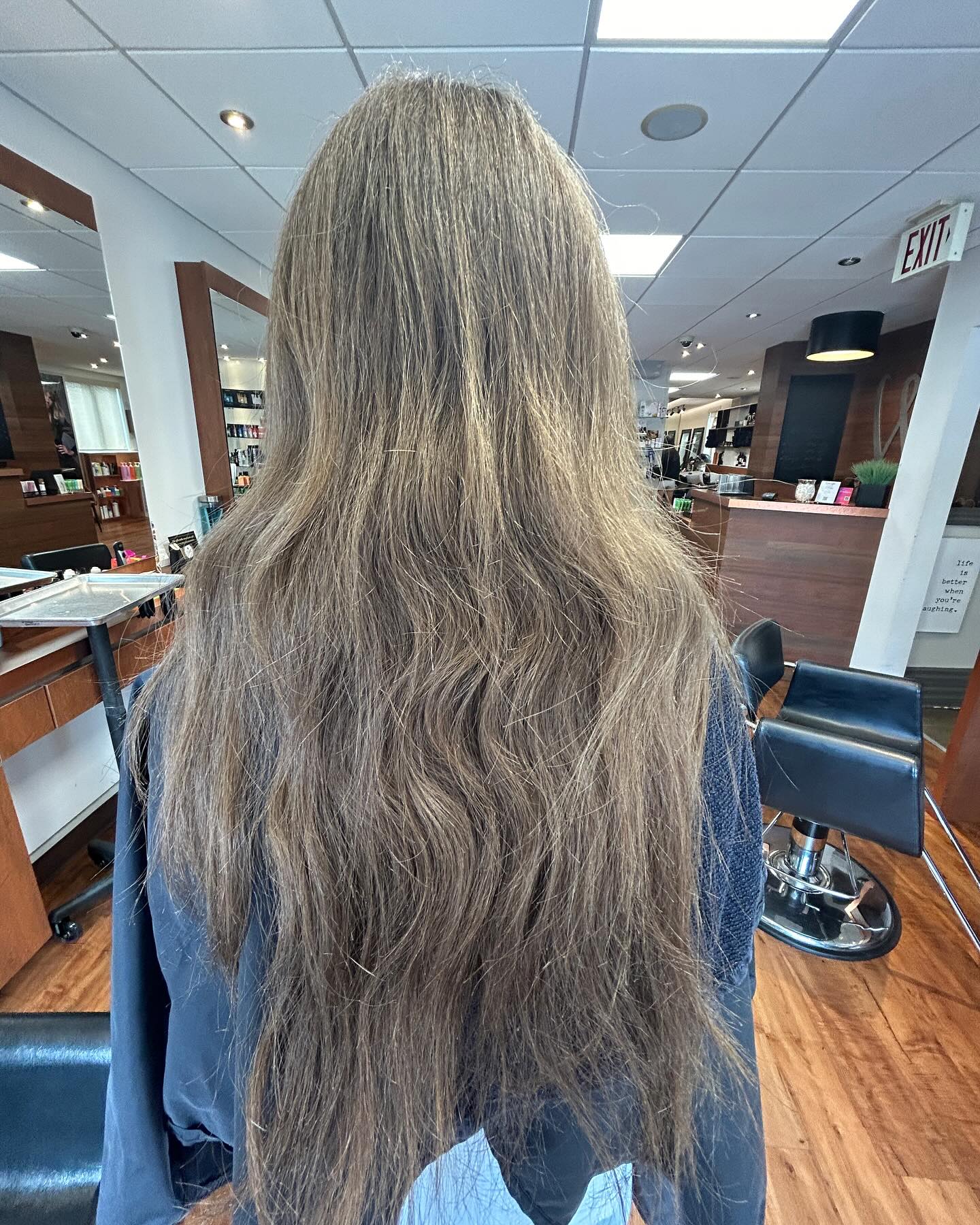 Swipe to witness an incredible transformation on this gorgeous virgin hair! My beautiful client has never coloured her hair before so we used the k18 to preserve it integrity and kept it healthy and strong
Shadow root:7na+7g
Glazed it with @redkenpro mid lengths equal 10p +10vg +10g
#ottawahair #ottawahairstylist #ottawahairsalon #hair #behindthechair #k18 #redkenprofessional #redkenobsessed #redken