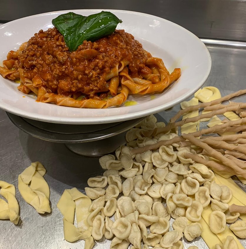 Sagne cannullate con ragù e basilico