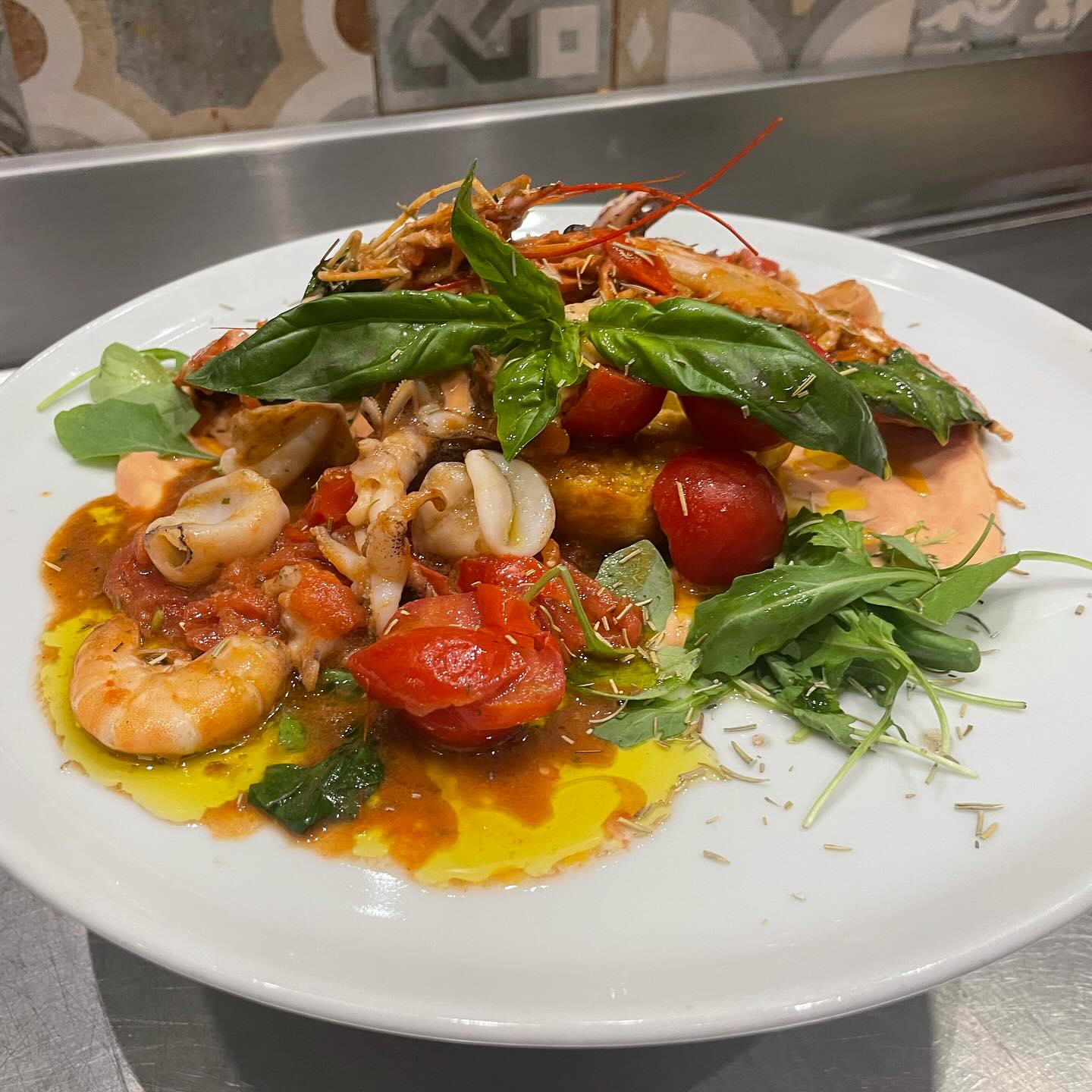 La nostra frisa di mare con gamberi, mazzancolle, totani e calamari
.
Un viaggio culinario nel cuore del Salento! Questo piatto tradizionale è un vero spettacolo di sapori autentici. 🇮🇹🍽️
.
.
.
#RistoranteDiPesce #GastronomiaMarina #PesceFrescoDelGiorno #CenaAlRistorante #RistoranteLocale #SaporeDelMare #MangiareFuori #EccellenzaCulinaria #RistoranteDiQualità #CiboElegante #SaporiRaffinati #EsperienzaCulinaria #MenuDiPesce #MangiareConGusto #CenaRomantica #RistoranteDiLusso #cibo #buonacucina #mangiarebene #foodpic #foodpics #foods #foodstyling #cooking #cucina #delicious #dinner #eat #eating #food
