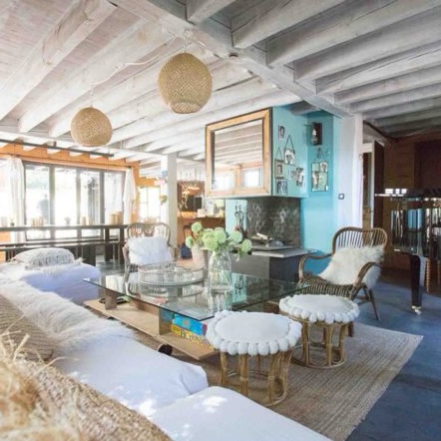 🌟 Un cocon douillet ! 🏡✨
La villa La Dune propose une grande pièce à vivre, où chaleur et convivialité vous attendent. Des moments de partage autour de la grande table, des discussions animées et des instants de détente près de la cheminée.
Pour les musiciens vous aurez le luxe de profiter d’un joli piano à queue, de quoi réaliser des soirées conviviales et agréables.
☀️🏡 La Dune est si bien équipée, qu’il vous saura difficile de ne pas trouver votre bonheur. Elle a été conçue pour rendre votre séjour à la hauteur de vos exigences.
#capferret #locationvacances #maisonatypique #maisonvacances #villagedelherbecapferret #villa #locationcapferret #maisondereve #quoifaireaucapferret #quoifaireabordeaux