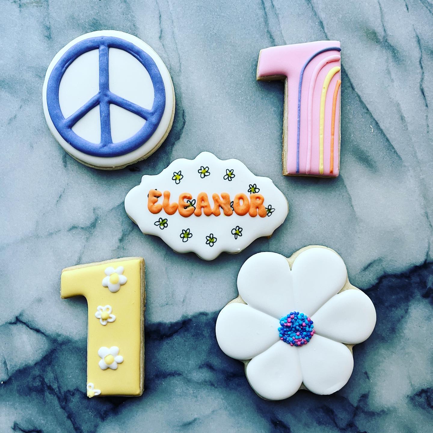 Itโs a groovy birthday! โฎ๏ธ๐
.
.
#royalicingcookies #longbeachcookies #cookiedecorator #cookiedecorating #decoratedcookies #customcookies #cookies #longbeach #longbeachca