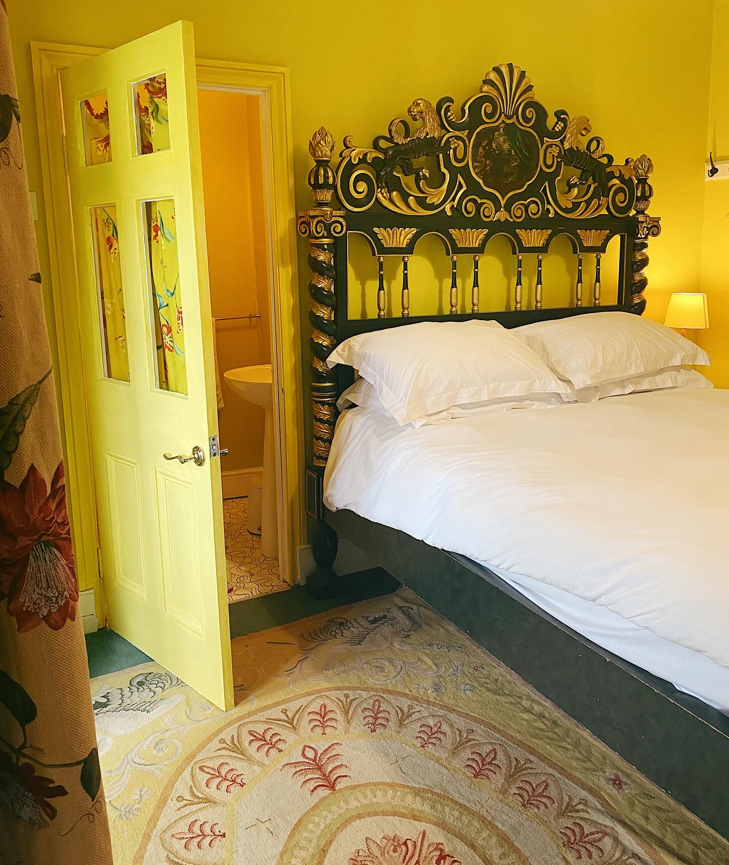 Our Lyon’s bedroom has had a makeover! Just in time for our spring bookings 🌼
Like the new look? 💛
#symondsburymanor #symondsbury #dorset #bridportdorset #jurrasiccoast #dorsetcoast #englishmanorhouse #englishmanors #englishmanorhousestyle #selfcateringaccommodation #selfcateringholidays #selfcateringholidaysuk #selfcateringholidaysdorset #dorsetholidays #uniqueholidayrentals #englishmanor
