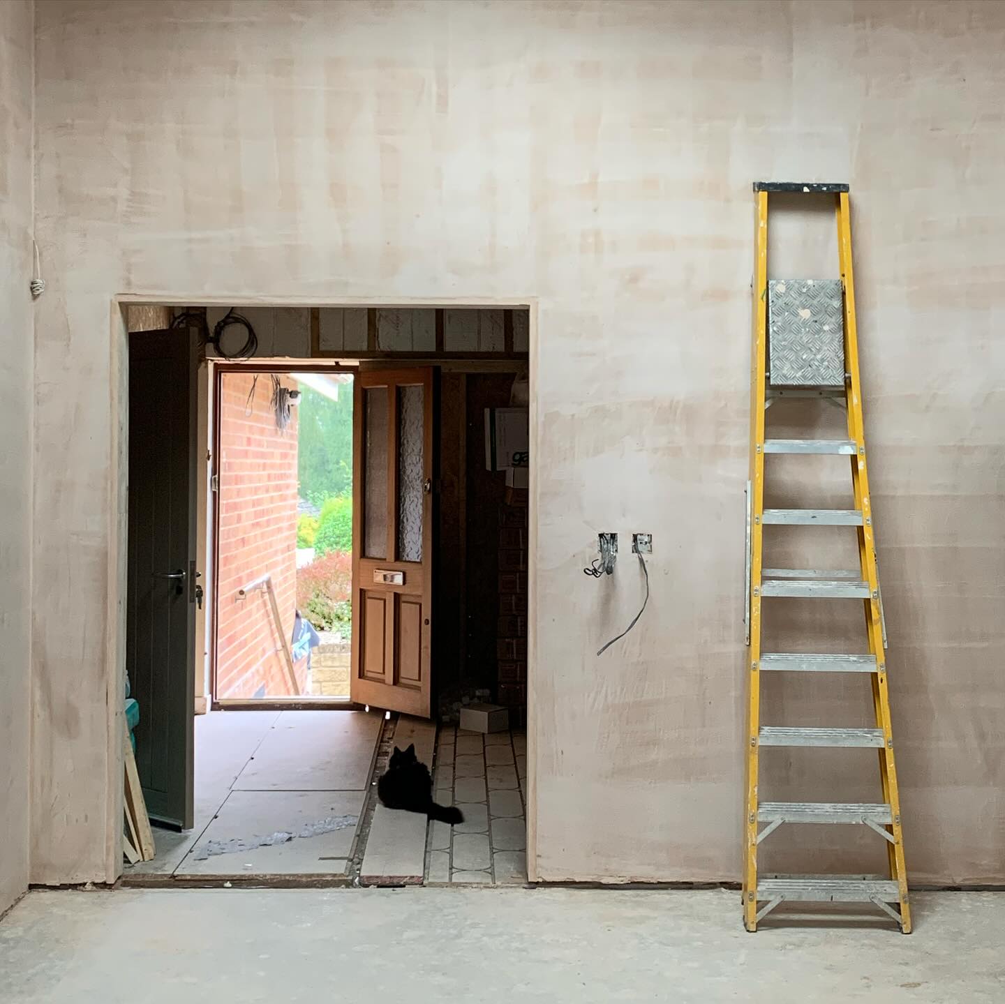 Zoom in to see the site supervisor Bear ๐โโฌ keeping an eye on the fresh plaster at this home in Warwickshire ๐ก
The aim of this project was firstly energy efficiency but secondly, LIGHT. Itโs amazing the difference these Velux Rooflights have made to the dining and kitchen space
More on this project to follow!
#house #housetohome #renovation