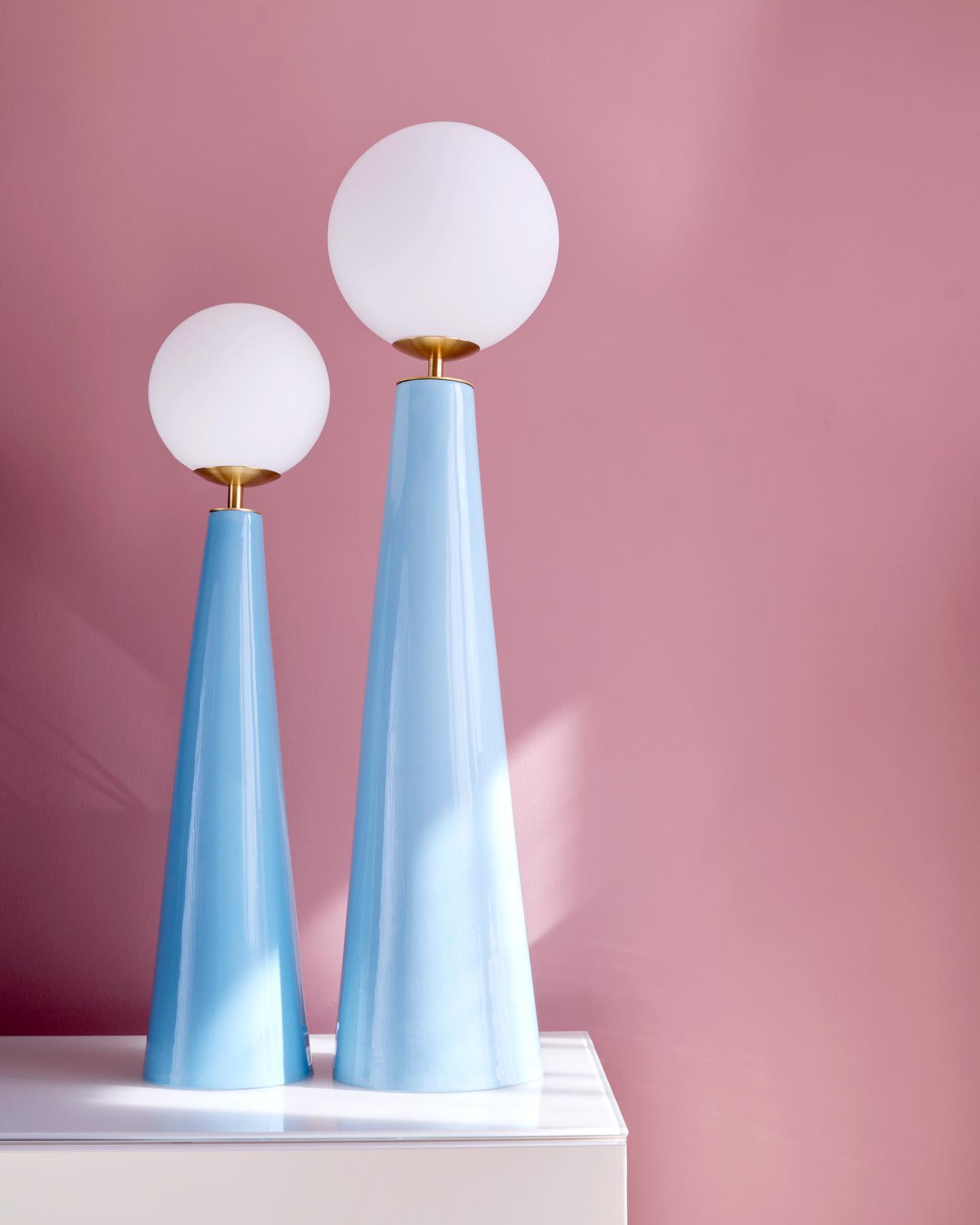 MEGGY medium & large 👯♂️🍭
You can’t always see the lean or the sway in the body of the lamp. It really depends on the angle. They both look so straight here 😊
This collab with @cablelovers was a collaboration in the true sense of the word. Everybody contributed ideas and the final result is so harmonious. In the pocket, like jazz musicians say. And of course @irisphoto_graphy speaks Nomad.ist fluently so she throws in a verse to complete this poem.
#dreamhome