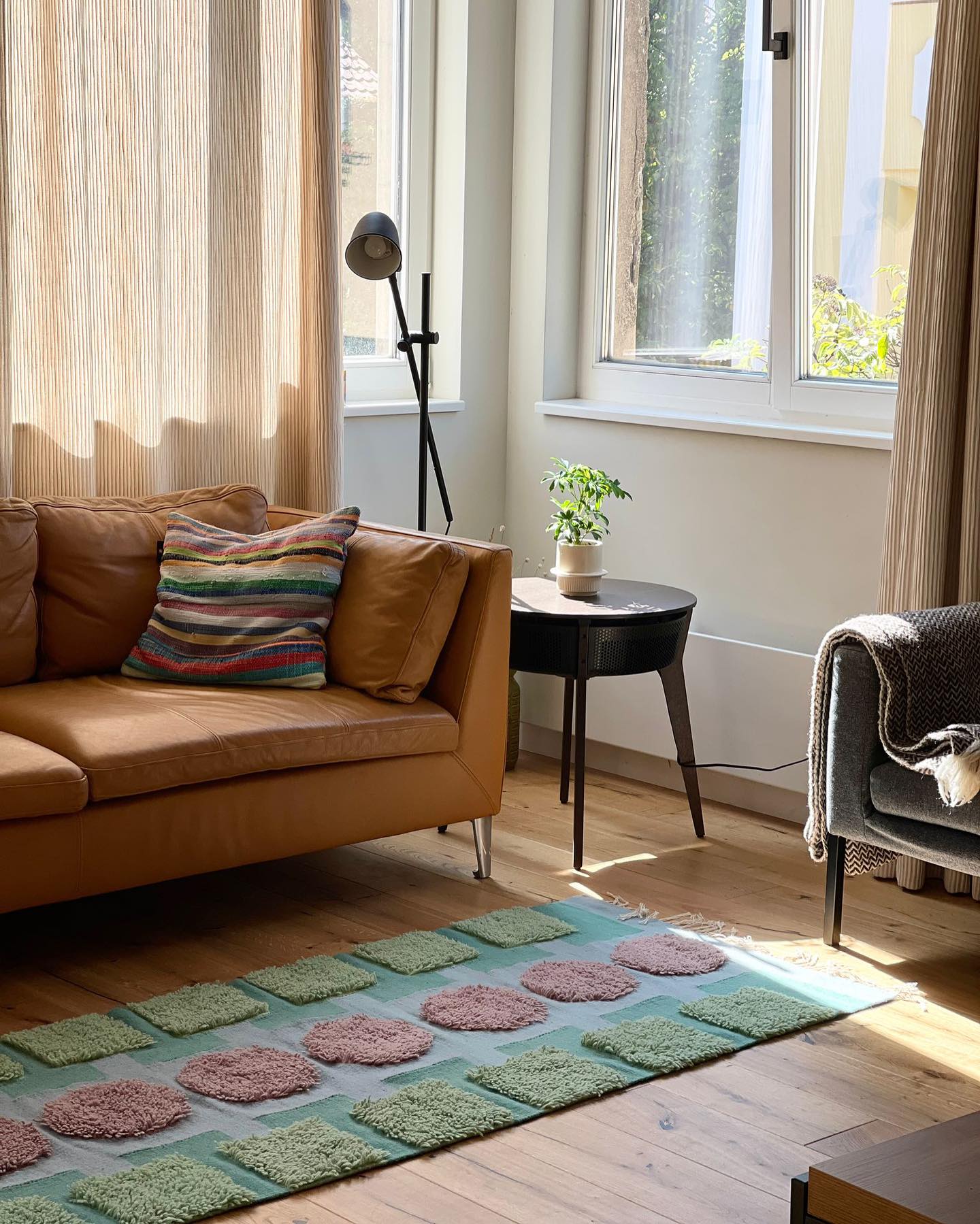 This is Pave in its new home. There are so many things that I love about this picture! I love the way the colors of the rug work with the mustard color leather of the sofa. Color interaction is probably what connects all objects we make at Nomad.ist, so to see such a fantastic note added to the existing cord - it’s a symphony! 🎵I love the slick silhouette of the floor lamp and the gorgeous natural light coming through the window! 😍 Pave will be living its best life!
📸 @lidiyavanderwart