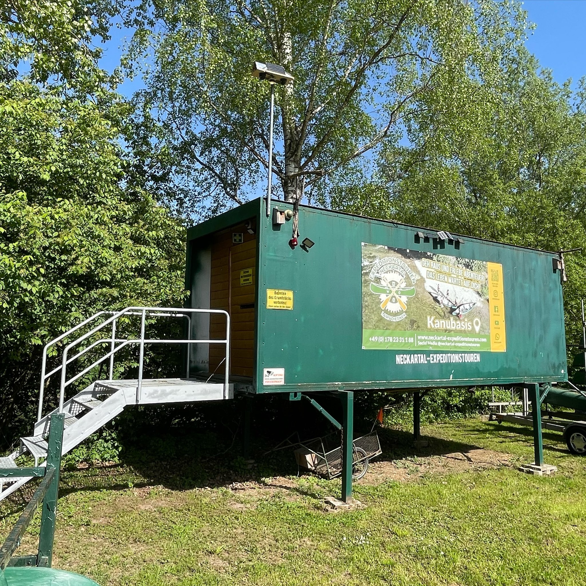 Im Container bewahren wir Schwimmwesten, Paddel und Wasserdichte Tonnen sowie 2 Umkleidekabinen auf. 🛶