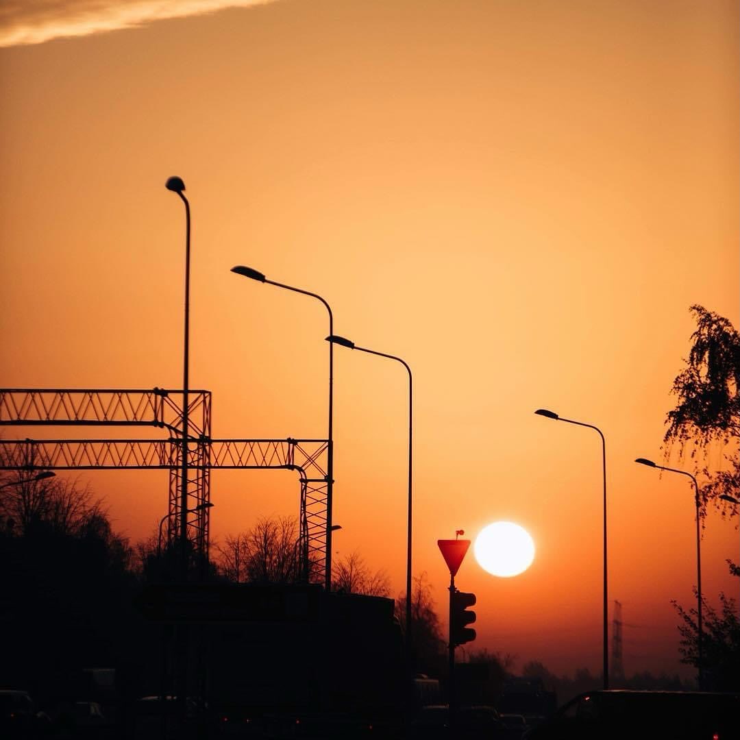 Jūties apjucis? Nav virziena sajūtas?Ir sajūta, ka esi ierauts vāveres ritenī un nekas vairs neiepriecina kā iespējams būtu iepriecinājis agrāk. Ir izteikta nomāktības sajūta? Manuprāt tā ir sajūta, kas ir skārusi ikvienu no mums. Un tā Tevi velk dziļāk un dziļāk iekšā depresīvā nomaktā stāvoklī, kā rezultātā aizmirstas vispār kāda bija sajūta, kad biji laimīgs, viegls, skaidru galvu un izteiktu virziena sajūtu...
Arī es pašai sev nemanot maziem solīšiem biju sākusi tuvoties šai neizmēromajamai sajūtai... līdz vienu rītu atcerējos, ka man taču ir rīki kā tikt laukā no šīs sajūtas...nav tā, ka biju aizmirsusi, bet kā jau daudziem no mums, bija piemeklējis slinkums, maza apātija... un kā jau zināms Kundalīni jogā pirmais solis uz elli ir apātija/ paralīze...
Un tajā pašā laikā pirmais solis uz laimi ir tik vienkārs, bet tajā pašā laikā daudziem neizpildāms. Tā ir apņemšanās!
Man tā ir ikrīta disciplīna, auksta jo auksta duša tāda, lai gribas iekliegties no tā cik atspirdzinoša tā ir. Ja ir iespēja un ir izturība sevi izmasējot ar mandeļu eļļu. Tas Jums dos tādu rīta tonusu, ka maz neliekas! Kad tas izdarīts, izdomājiet kādu sev ik
rīta rituālu. Man tā ir lūgšana un meditācija pie altāra.Gadījumā, ja neesat jogs un mājās nav izveidots altārs, tas varbūt kas cits, piemēram, sporta treniņš. Galvenais, lai tas kalpo Jūsu garam!
Un pats galvenais atkārtot, atkārtot un vēlreiz atkārtot to katru mīļu rītu, vēlams ceļoties maksimāli agri. Labākais laiks meditācijai ir no 4:00- 8:00:) vēlams pirms darba noskaņojot sevi darba dienai un apzinātai vieglai dienai kopumā.💫
Lai priecīgi un gaiši Ziemassvētki un apņemšanās pilns Jaunais gads!
Wahe Guru!🙏🏻
#mansskolotājs #shivcharansingh #yogibhajan #apzinātība #disciplīna #apņemšanās #ziema #ziemassvētki #hohoho #jaunsgads #2023 #latvia #rīga #amangeetkaur