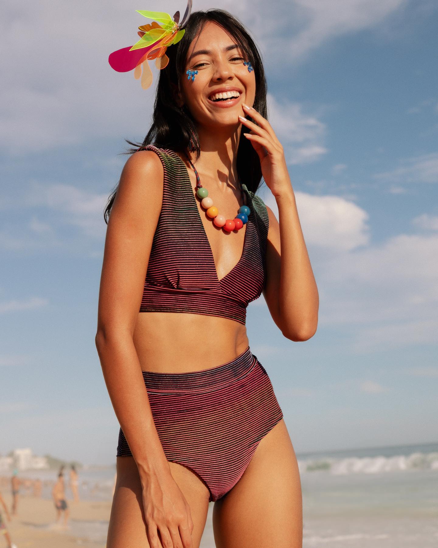 É carnaval aqui! 2024 Começa só depois do carnaval? Aqui já é em ritmo criativo, com gás para todo um ano. 
Esse lookinho de praia e carnavalesco é obra nota 10! Hotpants holográfico.
Acessórios colar e brincos @tresse.atelier e tiara da @dritrivelato, tudo pode ser encontrado lá na loja da @tastudiosmais. 
#carnaval2024 #carnavalcarioca #carnavalriodejaneiro 
#carnavalsustentável #bailedosarongue