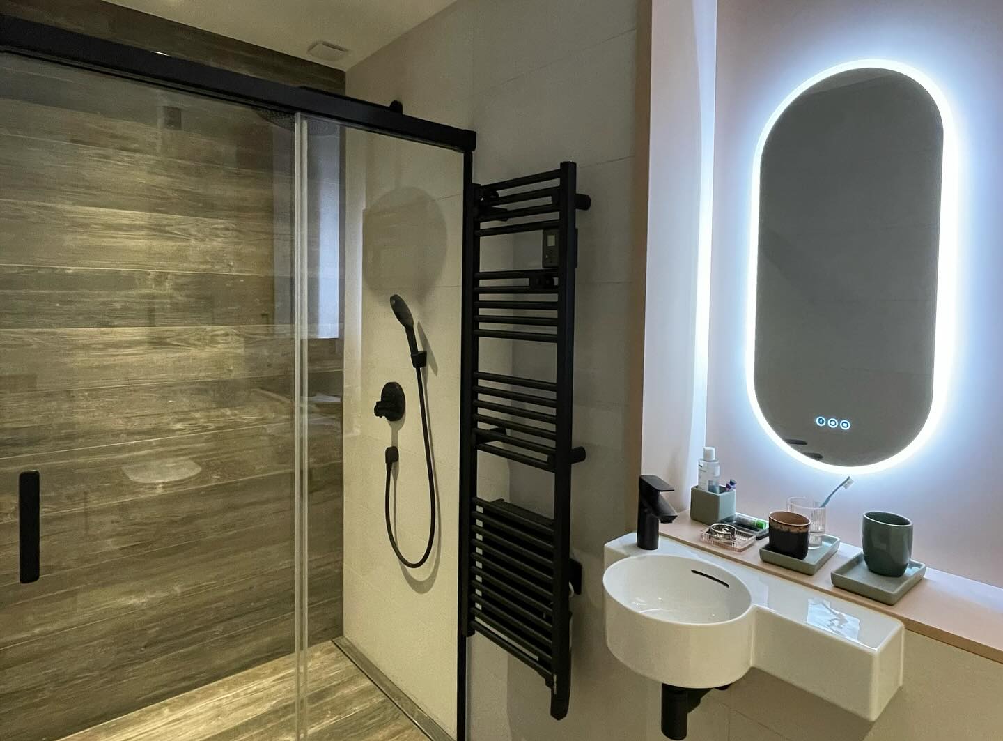 #sdb terminée ! #projet #renovation #architecturedesign #salledebain #decoration conforme au #projet sauf changement de couleur #tollens #douche #douchealitalienne #carrelageimitationparquet #miroirlumineux