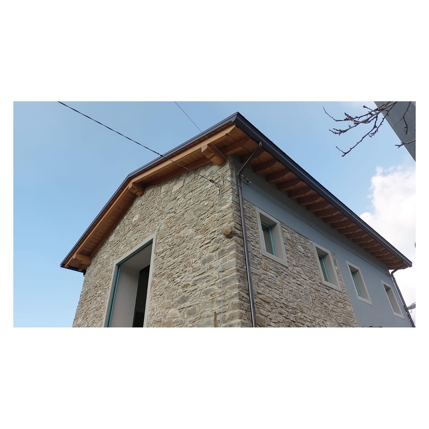 <Tetto e solaio>
•
Abbiamo fornito la copertura e il solaio in legno di abete lamellare per questo splendido rustico appena ristrutturato.
•
Ti piace la finitura che hanno scelto per le travi e le perline?
•
Abbiamo effettuato una marcata spazzolatura delle facce a vista e successivamente abbiamo impregnato tutti gli elementi lignei con una particolare tinta rovere.