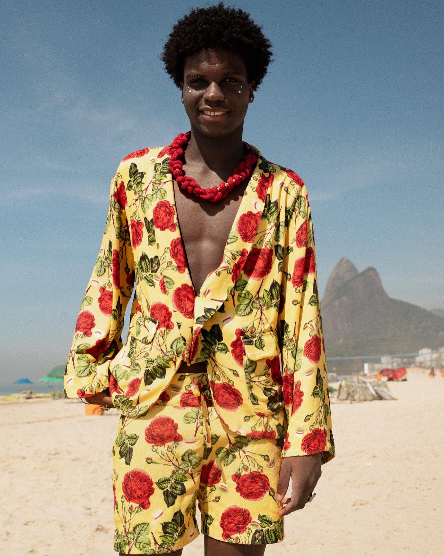 É verão ainda, meio restinho de carnaval. Roupas coloridas e cheias de alegria, vibe lá em cima e com esse Kimono e short, te esperando lá no site 
Colar @tresse.atelier 
Modelo @arthur_basj @weofficebr 
#VerãoColorido #VeraoCarioca #CarnavalVibes #Carnaval #carnavalcarioca #CarnavalRJ #carnaval2024 #riodejaneiro #brasil #brazil #carnival #tastudios #autoral #handmade #feitoamao #moda #look #fashion #slowfashion #verao #cores #fantasia #acessoriosfemininos #acessoriodemoda #colar #pulseira #errejota #bailedosarongue
#ModaColorida #verãovibrante