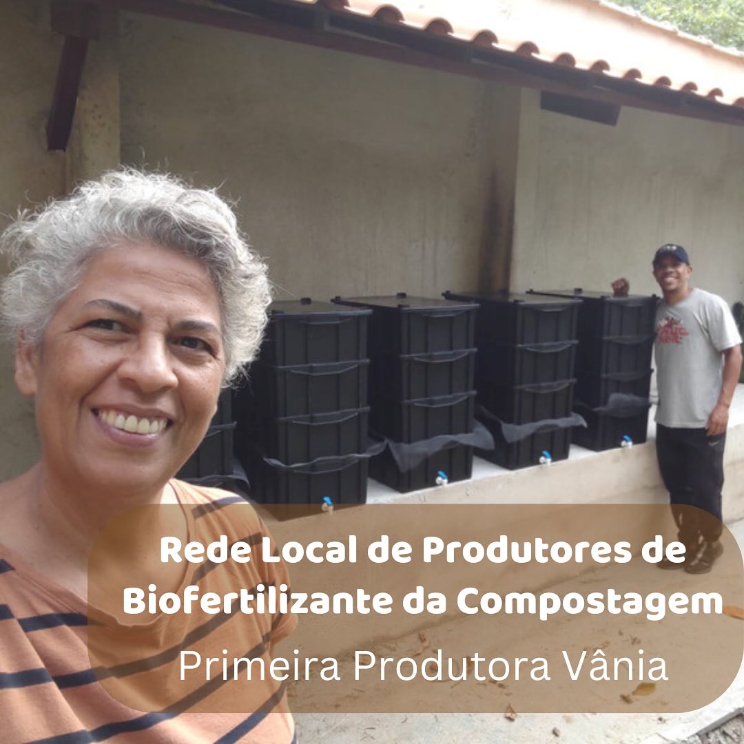Estamos sempre envolvidos com a evolução do processo da compostagem urbana. Há quatro anos iniciamos os experimentos para estabelecer um processo produtivo para o biofertilizante da compostagem de caixas. Hoje temos o biofertilizante como um produto de excelência , com valor de mercado e disponível ao público consumidor. Vemos nisto um novo propósito para a compostagem urbana que já nomeamos como um NIS, Negócio que Gera Impactos Socioambientais positivos e passíveis de serem quantificados. Agora damos outros passos, disponibilizamos nosso conhecimento para estabelecer uma Rede Local de Produtores de Biofertilizante. Acreditamos que juntos em uma rede seremos um diferencial de mercado. É esse continuo desafio do Bem que nos move e nos faz acreditar num mundo no qual a compostagem será vista como um negócio inovador, gerando renda e dando um destino correto para o resíduo orgânica gerado nas cozinhas. 🪴