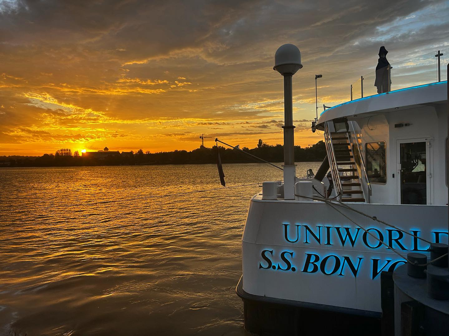 Bonjour #bordeaux !! Beautiful morning along the riverside. #bdxlive #garonne #chartrons #chartronsbordeaux #uniworld #france #lovemycity #rivercruiseseurope #comevisit
