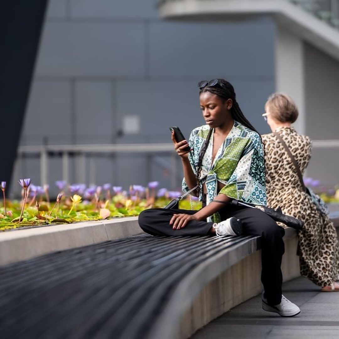 When you can’t leave strangers alone @ MBS (Part 2)
Spotted @oulie.off chilling by the water Lilly pool taking photos and I was drawn by her style!
Had a quick chat with her and her cool cheerful vibes is really amazing. Thank you for the photo opportunity Oulie!