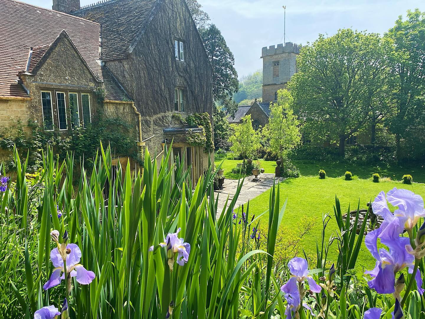 Spring has arrived and the garden is looking wonderful; just in time for the upcoming arrival of @gandtgardentours in a few days 🌱🌸
#symondsburymanor #symondsbury #dorset #bridportholidays #bridportlife #bridportdorset #jurrasiccoast #dorsetcoast #countryholidays #countryholidaysuk #englishmanorhouse #englishmanors #englishmanor #englishmanorhousestyle #selfcateringaccommodation #selfcateringholidays #selfcateringholidaysuk #selfcateringholidaysdorset #dorsetholidays #uniqueholidayrentals #holidayrentalsuk
