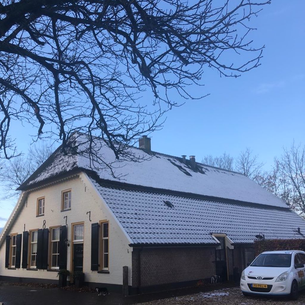 Wat werden de logรฉs blij wakker, sneeuw!! Is het niet een plaatje? โ๏ธโ๏ธ
#grootmiddendorp #zorgboerderij #sneeuw #feest #koud #kachel #genieten