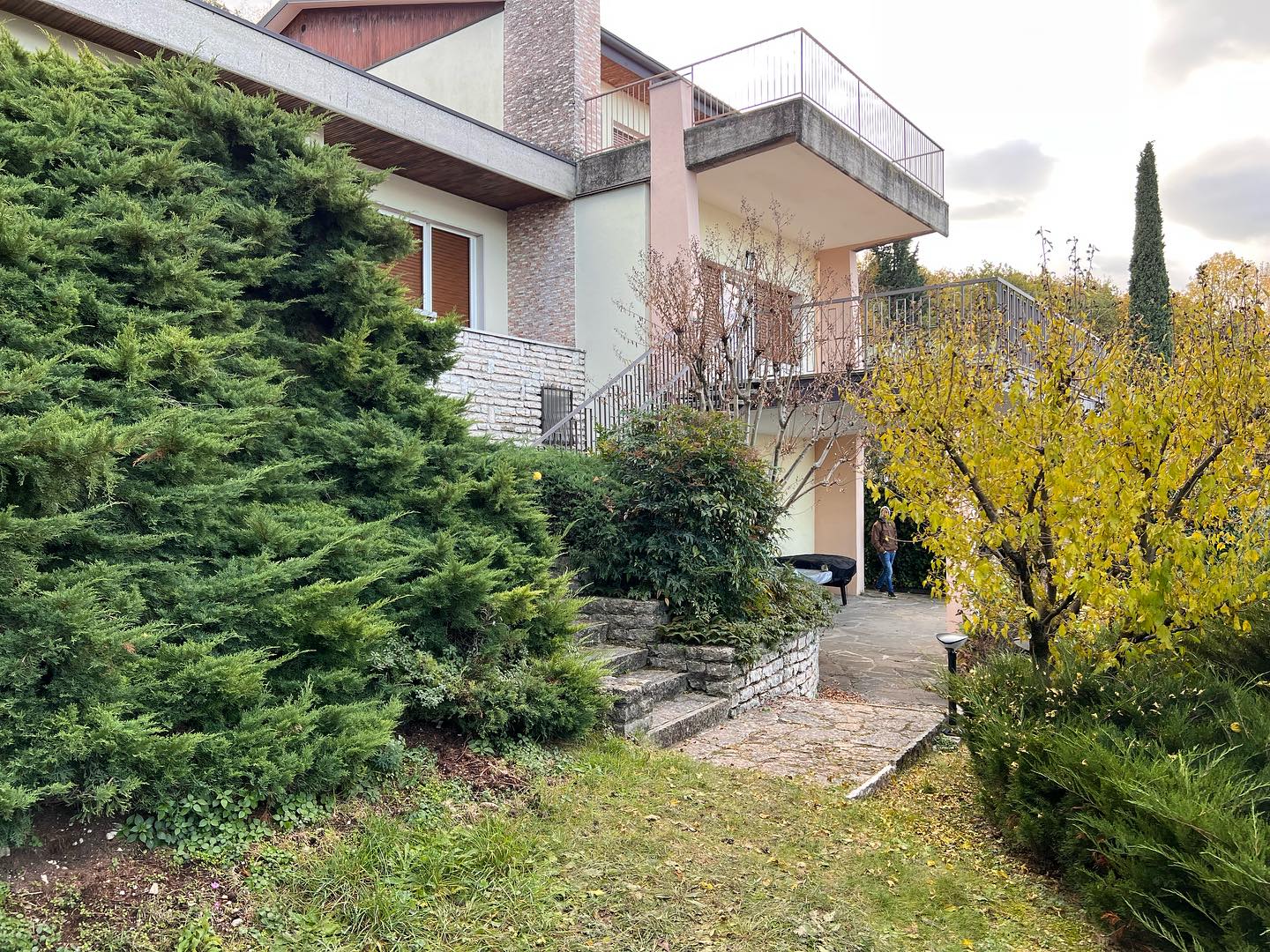 Villa aus den 70-igern zu verkaufen. Wo? In Torri del Benaco #gardasee #torridelbenaco #traumhaus