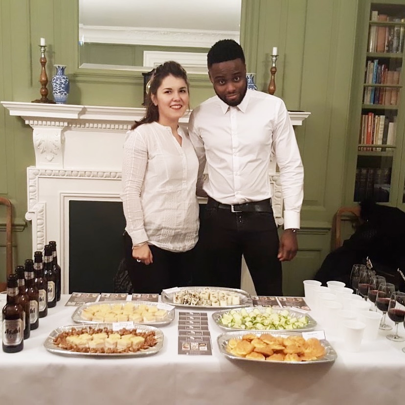 31 janvier 2018 … a été le début de @sweet_and_salted !
Ce jour là a changé notre vie tant sur le plan professionnel que personnel. 🤩
Nous venions d’apprendre le matin même que nous allions devenir parents & le soir nous enchaînions sur notre première prestation franco / japonaise. Merci @ulala.london pour la confiance et de nous avoir porté chance pour la suite. ✨
Cette page Instagram qui était à la base qu’une page pour partager les plats de Jordan au jour le jour est devenue notre vitrine au fil des années. 🥺
Depuis ce fameux jour, 6 ans de souvenirs sont passés … entre les galettes des rois, les prestations à domicile, les livraisons de cocktails en Uber, puis avec notre driver Frankie, de notre cuisine à la cuisine partagée à Leyton, des particuliers aux cafés français, la pièce démontée, des déceptions, des remises en question aussi, des commandes toujours plus folles, le Covid & les menus sur mesure à domicile, l’accueil de nos premières stagiaires, des spécialités françaises aux envies culinaires du monde entier de nos clients, un rapatriement en France, la traduction de notre site Internet, des prestations à domicile toujours plus nombreuses, les brunchs, des commandes au quotidien… 🎞️
Ces 6 années sont passées à une vitesse…
2 enfants plus tard, nous pouvons compter aujourd’hui plus d’un millier de clients qui nous ont fait confiance et nous font encore confiance, parle de nous aux 4 coins du globe 🌎 & vous savez quoi?
L’envie de partager, de cuisiner, de découvrir est toujours aussi forte pour Jordan. 👐🏽
Chaque jour une demande différente, des envies uniques qui poussent Jordan à se dépasser à créer toujours plus pour vous proposer des spécialités en fonction des goûts & besoins de chacun. 🤩
Alors 6 ans c’est déjà beaucoup pour nous mais on va continuer à vous régaler, à vous satisfaire au mieux & on espère très bientôt pouvoir enfin vous accueillir chez nous ! 🏠
Happy 6 à Sweet & Salted & merci à tous de nous porter, pour votre confiance & pour tous ces souvenirs partagés que ce soit à Londres, Bourges, Paris, New York… 🎂
On continue avec vous & pour vous ♾️