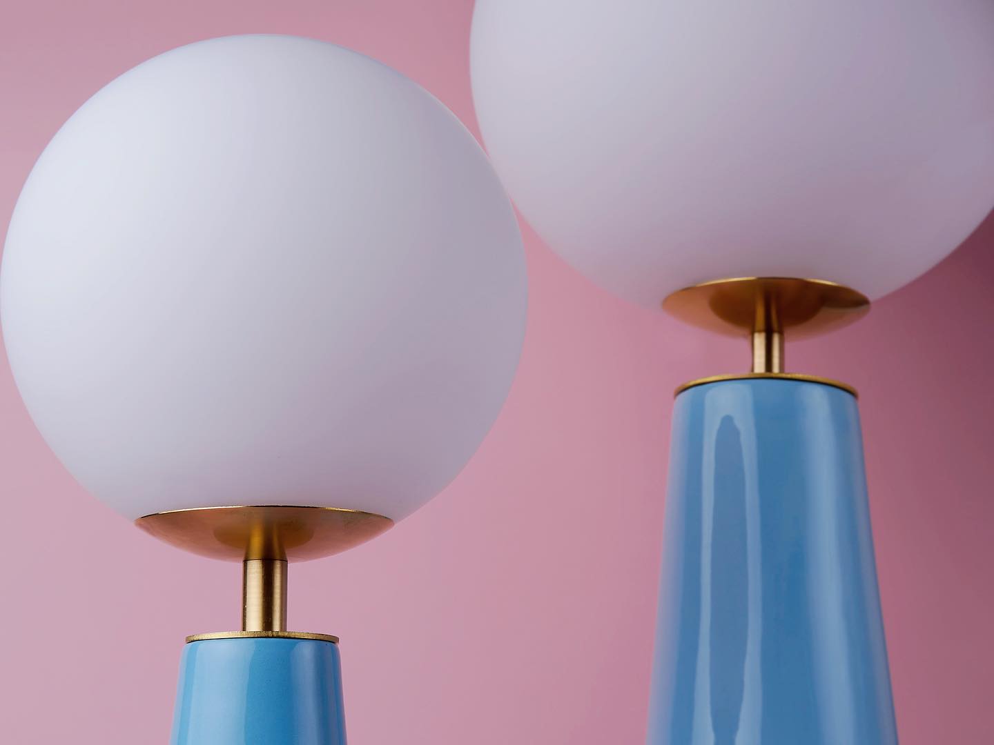 Meet Meggy - the perfectly imperfect table top light. Slightly tilted with crazing lines down its body, yet somehow graceful and elegant. It was truly inspiring to collaborate with @cablelovers on this little series. When somebody gets you is when the magic happens. 🪄
📸 @irisphoto_graphy