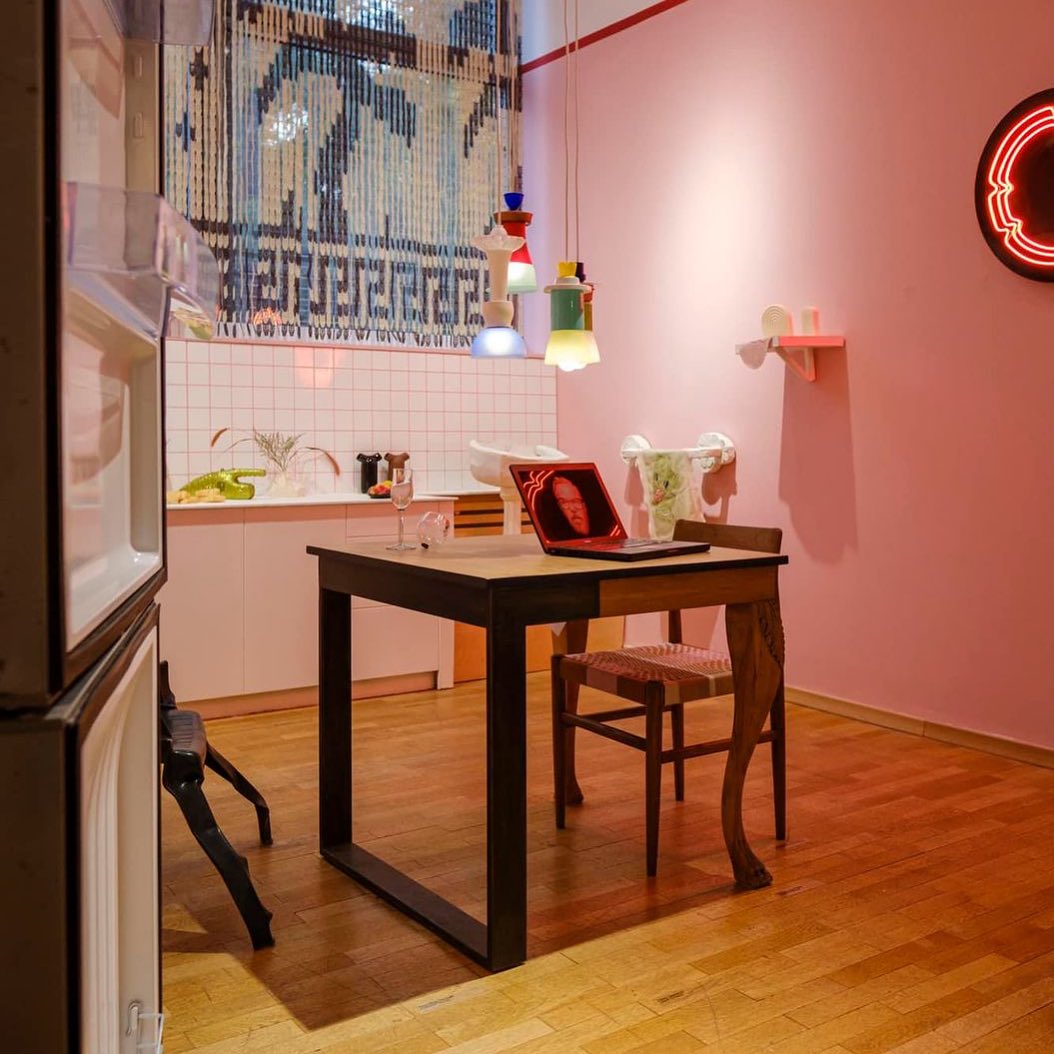 Разговор с кураторите. Днес в 18:30 📍КО-ОП
🪴ДОМ МЕЧТА🪴 е резултат от експерименталното взаимодействие между дизайн и изкуство е селекцията на близо 40 произведения на: Александър Лазарков, Алина Папазова, Арън Рот, Борис Делчев, Викенти Комитски, Вълко Чобанов, Деница Бояджиева, Десислава Терзиева, Димитър Шопов, Едже Дервиш, Зара Александрова, Иван Мудов, Красен Троански, Красимир Терзиев, Лазар Лютаков, Лъчезар Бояджиев, Люба Асадурова / Nomad.ist, Марина Драгомирова / Studio Furthermore, Мария Налбантова, Мартиан Табаков, Мартин Пенев, Мисирков/Богданов, Нева Балникова, Невена Екимова, Правдолюб Иванов, Рада Букова, Рада Дичева / tochka & tochka, Рая Стефанова, Роузи Ейсор х Стефан Иванов, Силвия Чанева, София Димова, Теодор Генов, Цветомира Борисова, Яна Юнакова, Работилница ПУНКТ, LoftArt, Odd Matter, Pottery & Poetry, & HUE и Subcultura.
🏡Изложбата е организирана от Фондация „Изкуство - Дела и Документи" съвместно със Studio Komplekt.
🤹♀️Куратори: Вера Млечевска, Бояна Гяурова и Адриана Андреева
🪡Сценограф: Ева Вентова
🎯Графичен дизайн: Захари Димитров
📸Фотограф: Михаил Новаков
📌Изложбата може да разгледате до 8-ми октомври в КО-ОП (бул. „Янко Сакъзов" 17) от сряда до неделя в работното време на галерията: 15:00 - 19:00 ч.